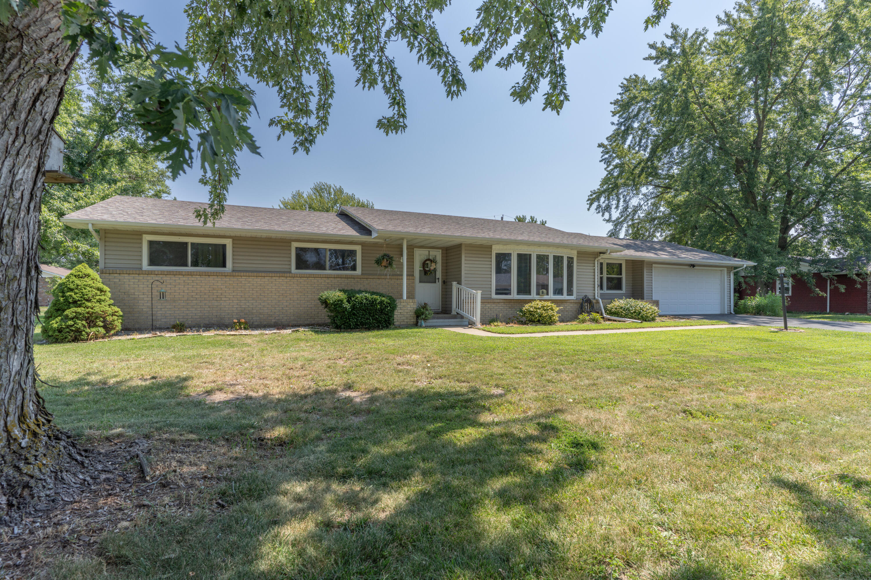 906 Briarwood Ln Property Photo 1