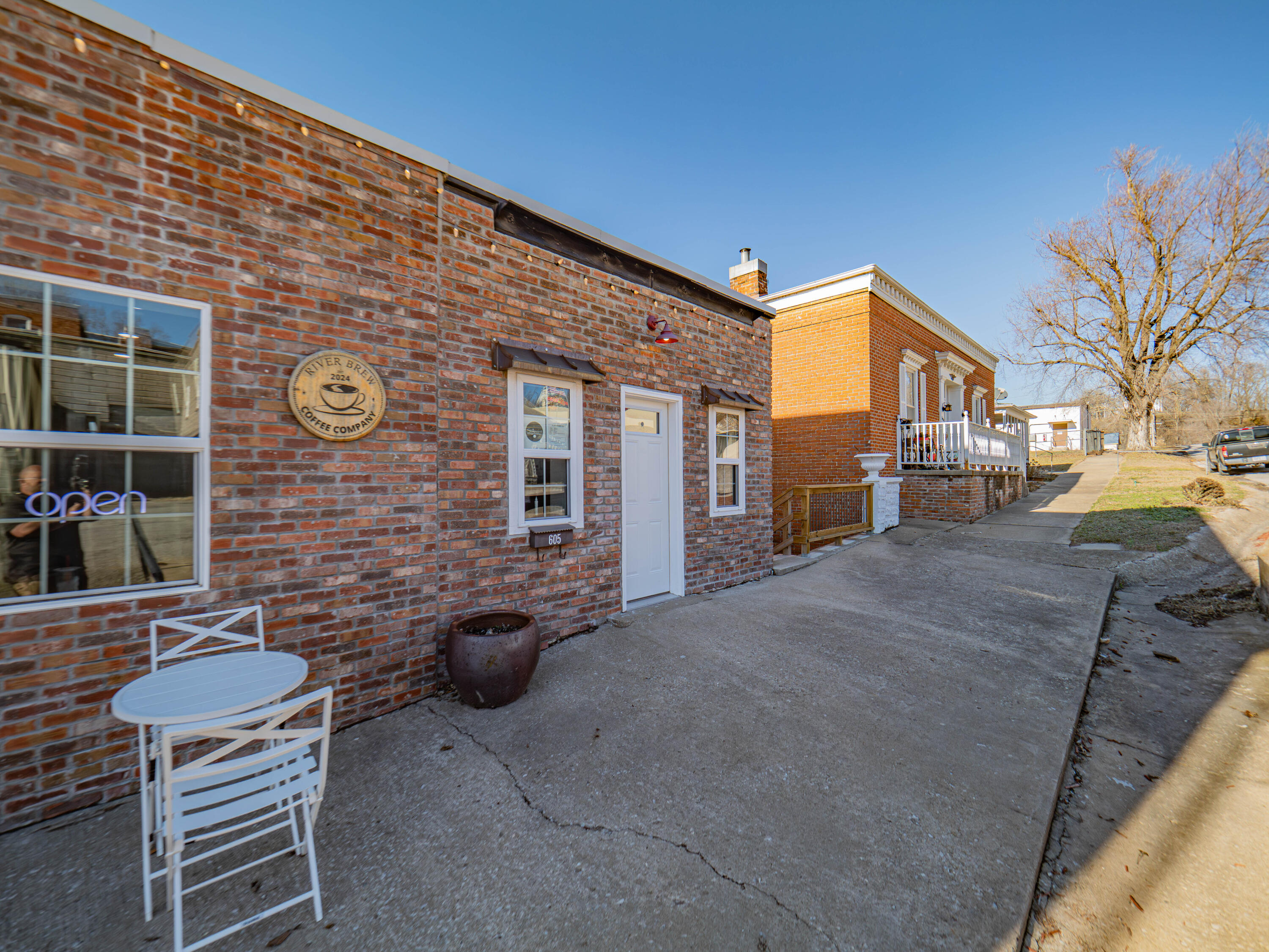 605 2nd St Property Photo 1