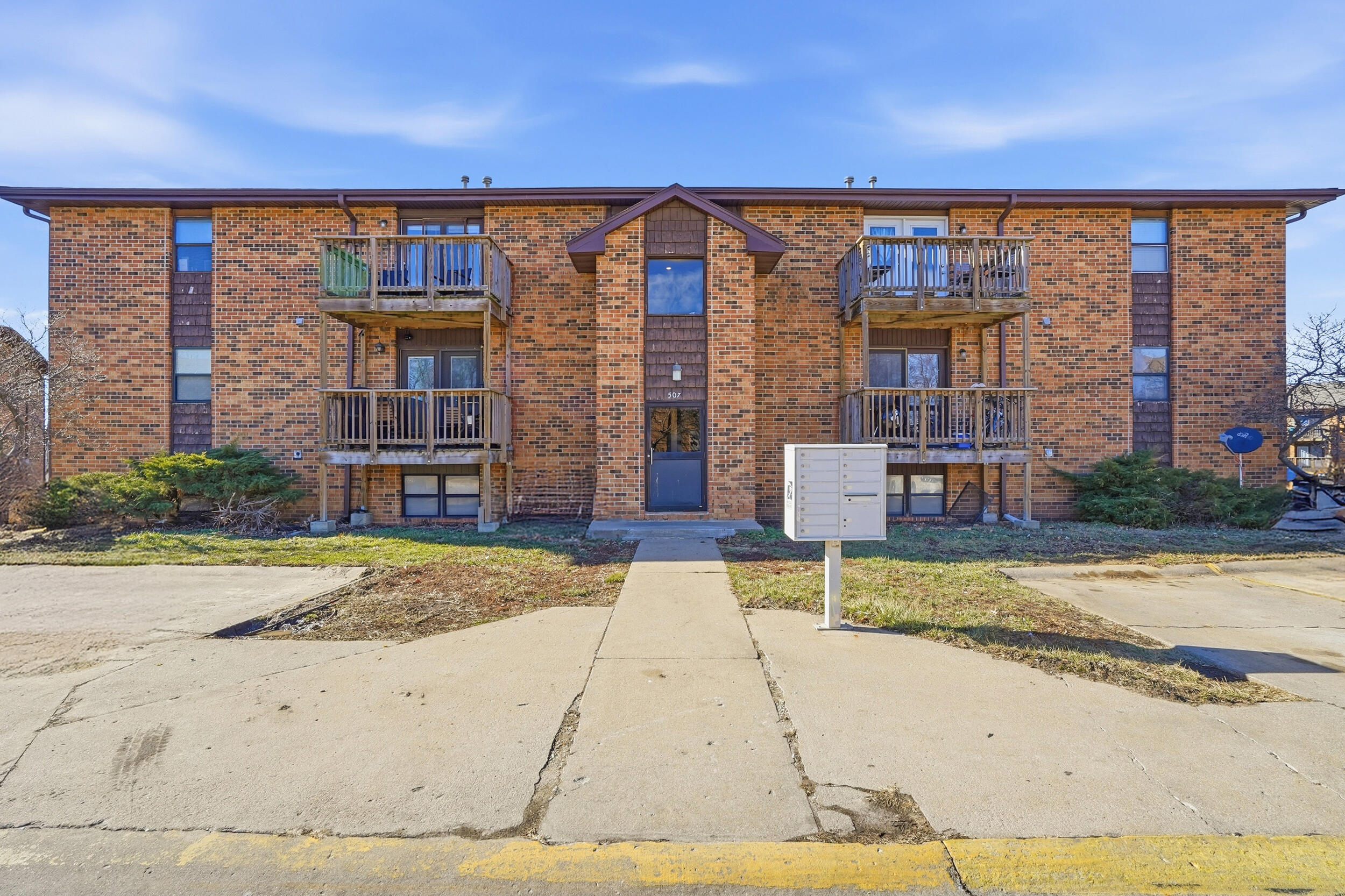 507 COLUMBIA DR APT J