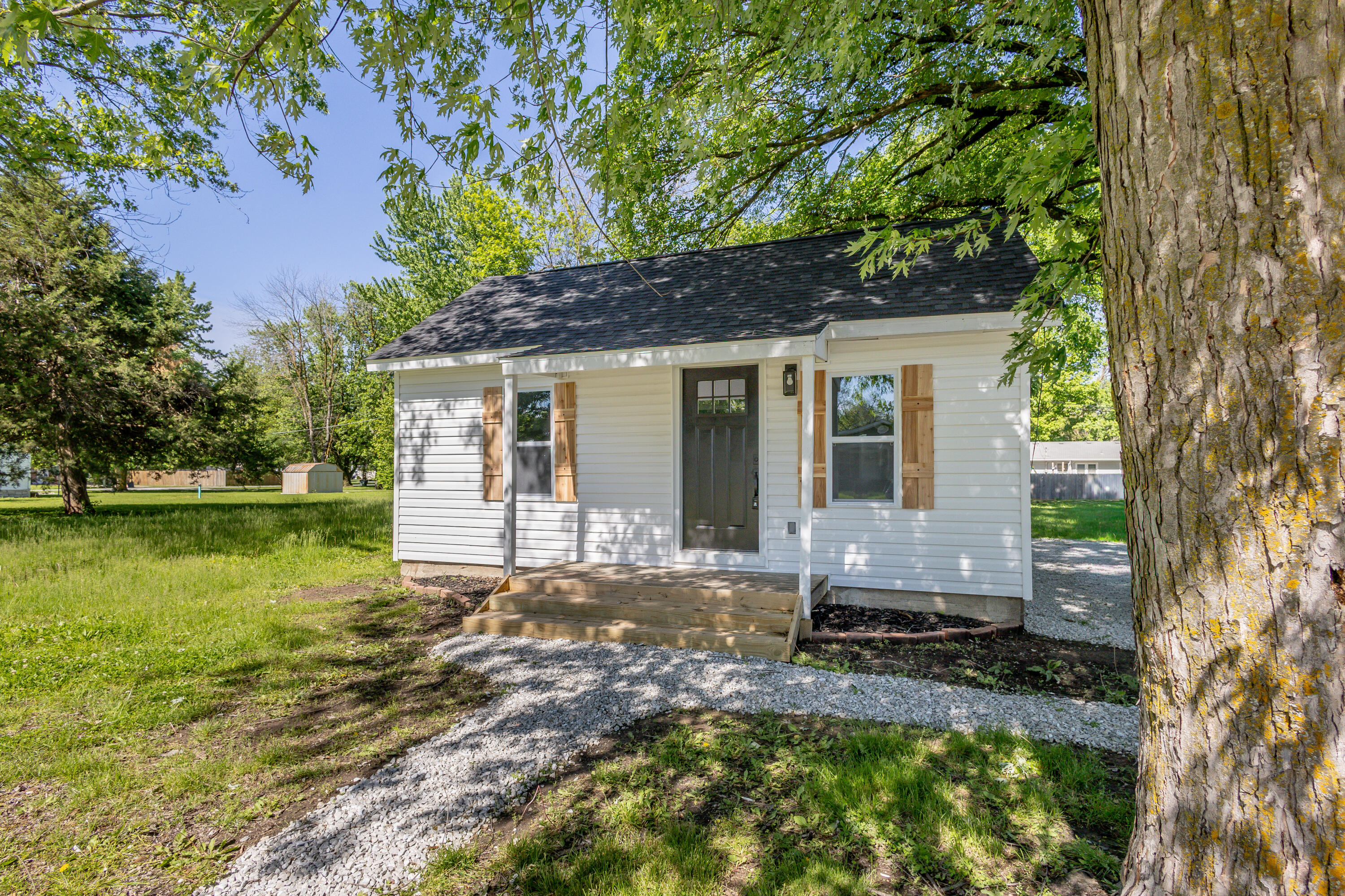 617 N Hickman St Property Photo 1