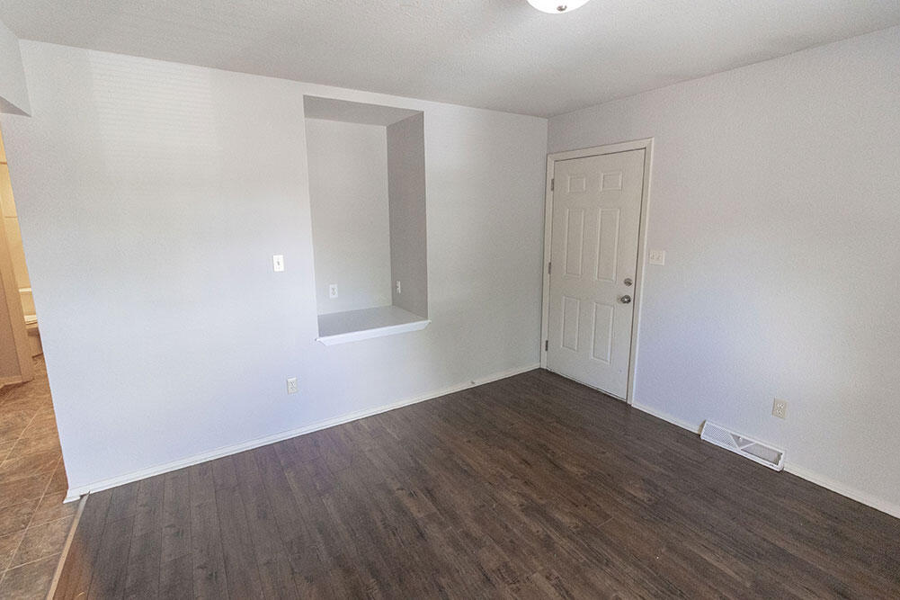 1015 W Ash St Property Photo 2