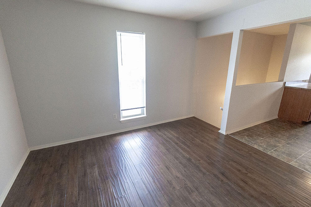 1015 W Ash St Property Photo 4