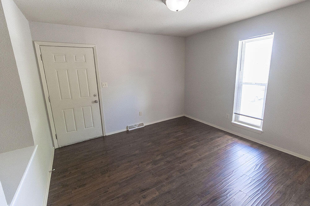 1015 W Ash St Property Photo 5