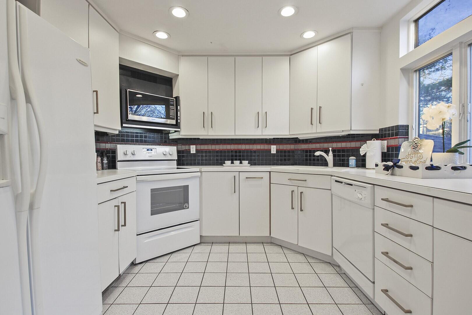 2804 Melody Ln Property Photo 6