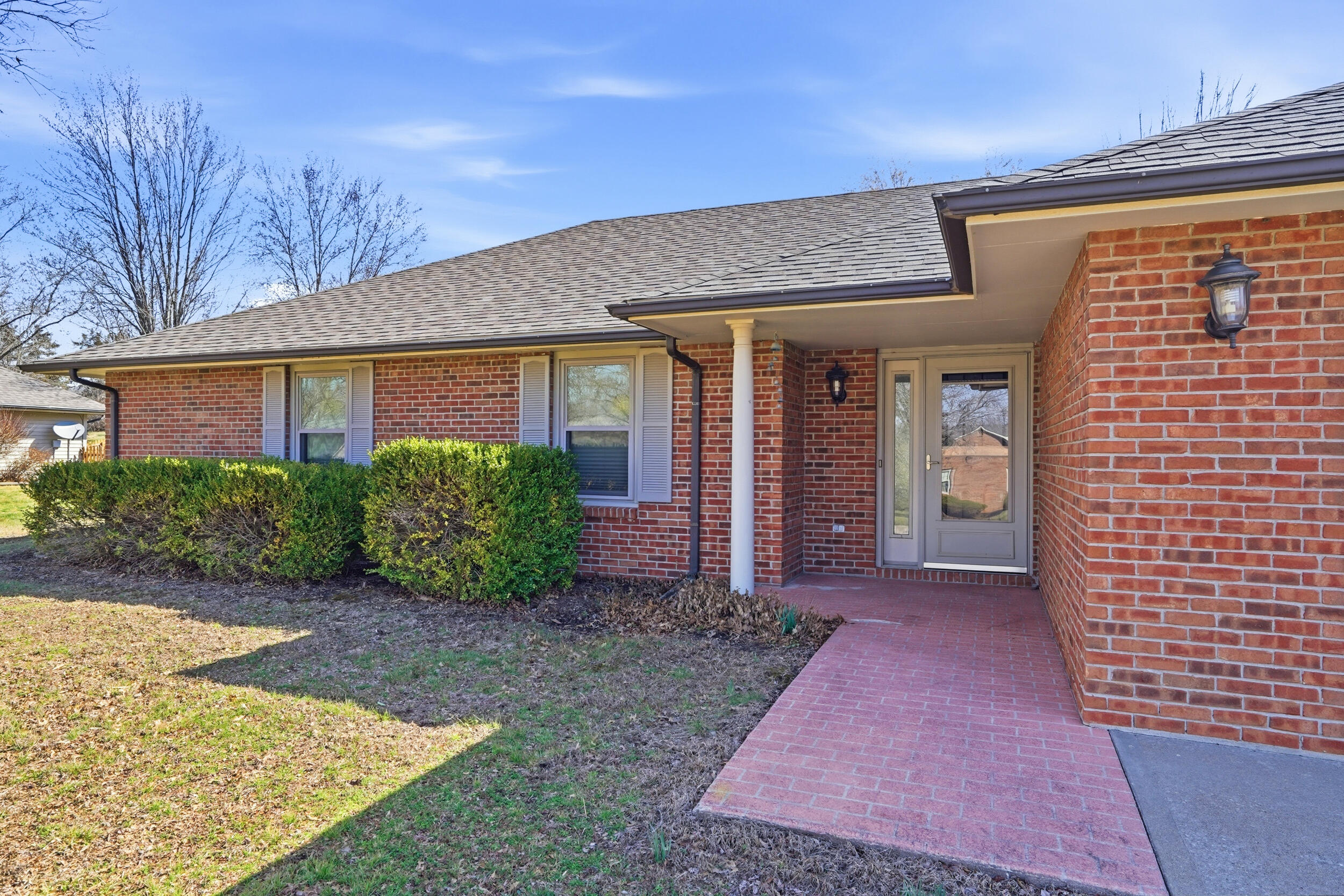 5561 N Waterfront Dr Property Photo 3