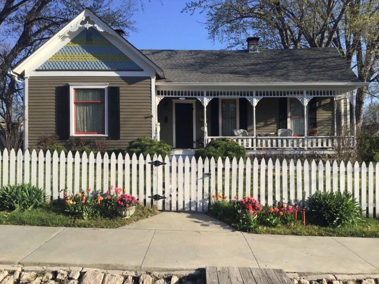 418 MAIN ST