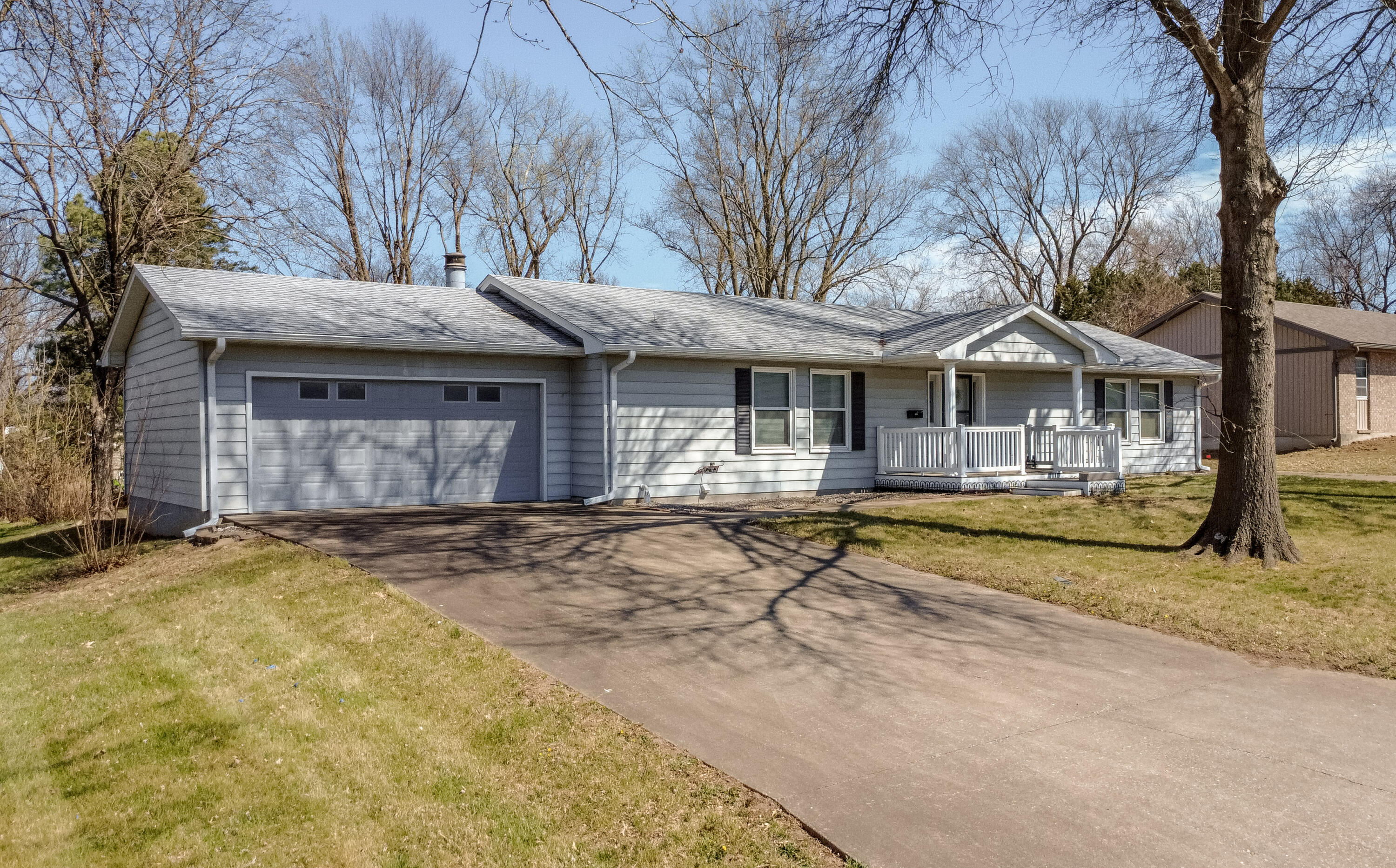 405 Salinda Dr Property Photo 1
