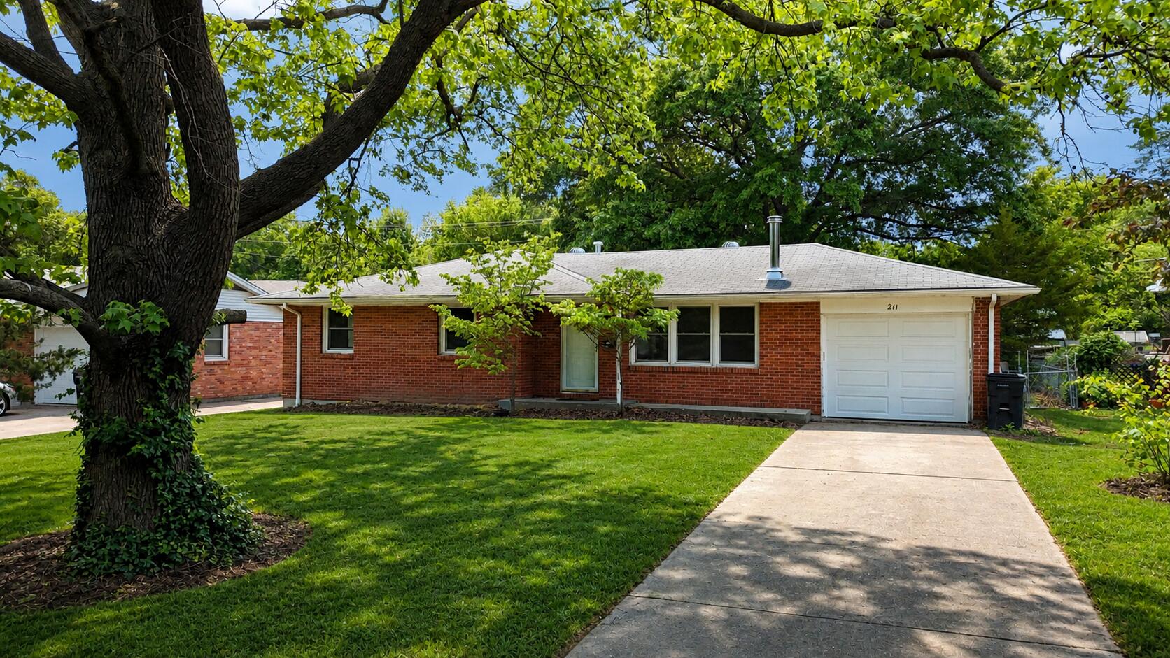 211 BOURN AVE Property Photo 1