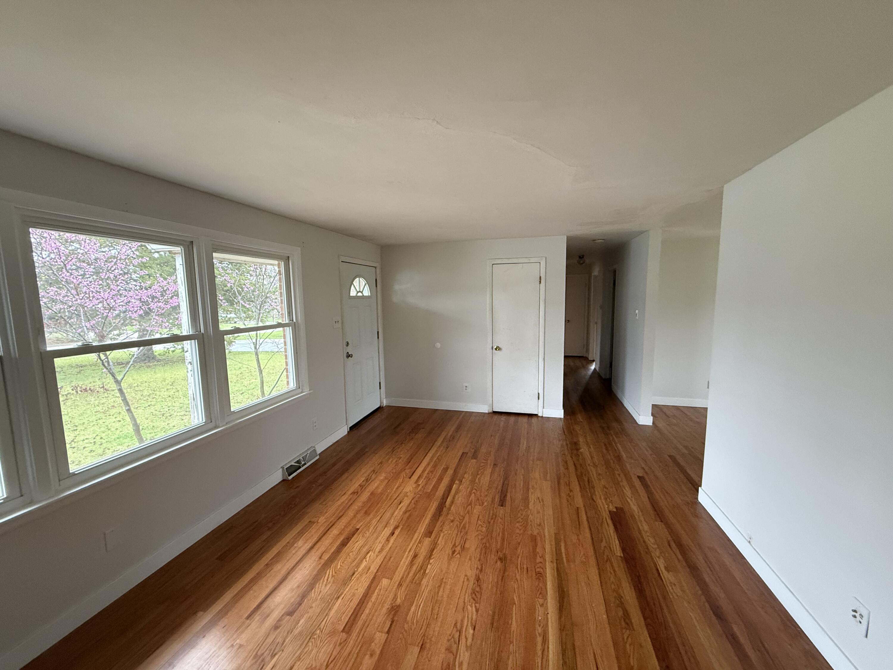 211 Bourn Ave Property Photo 4