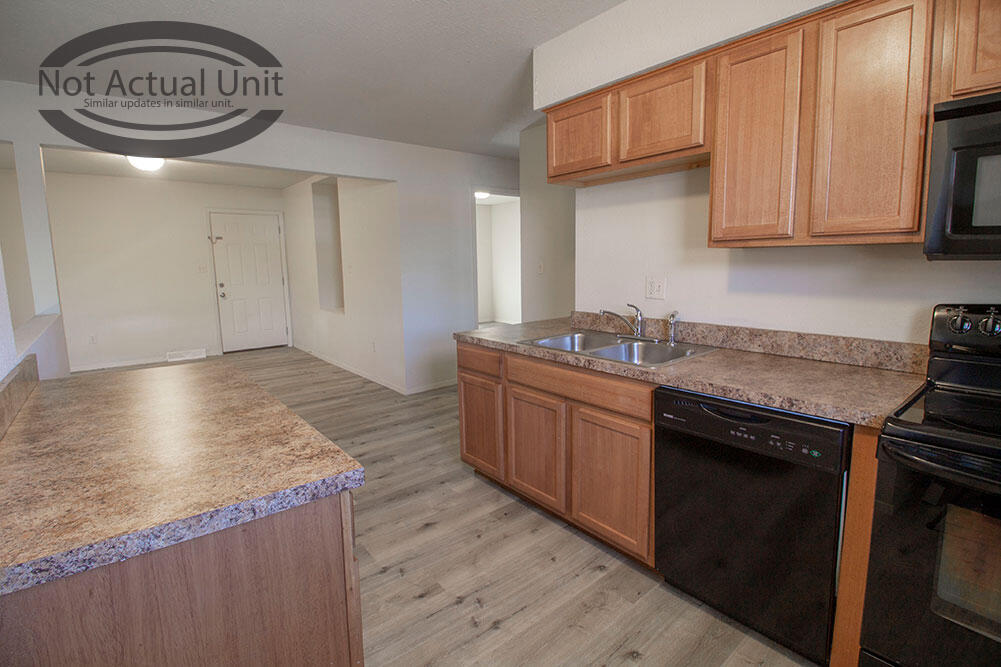 1013 W Ash St Property Photo 8