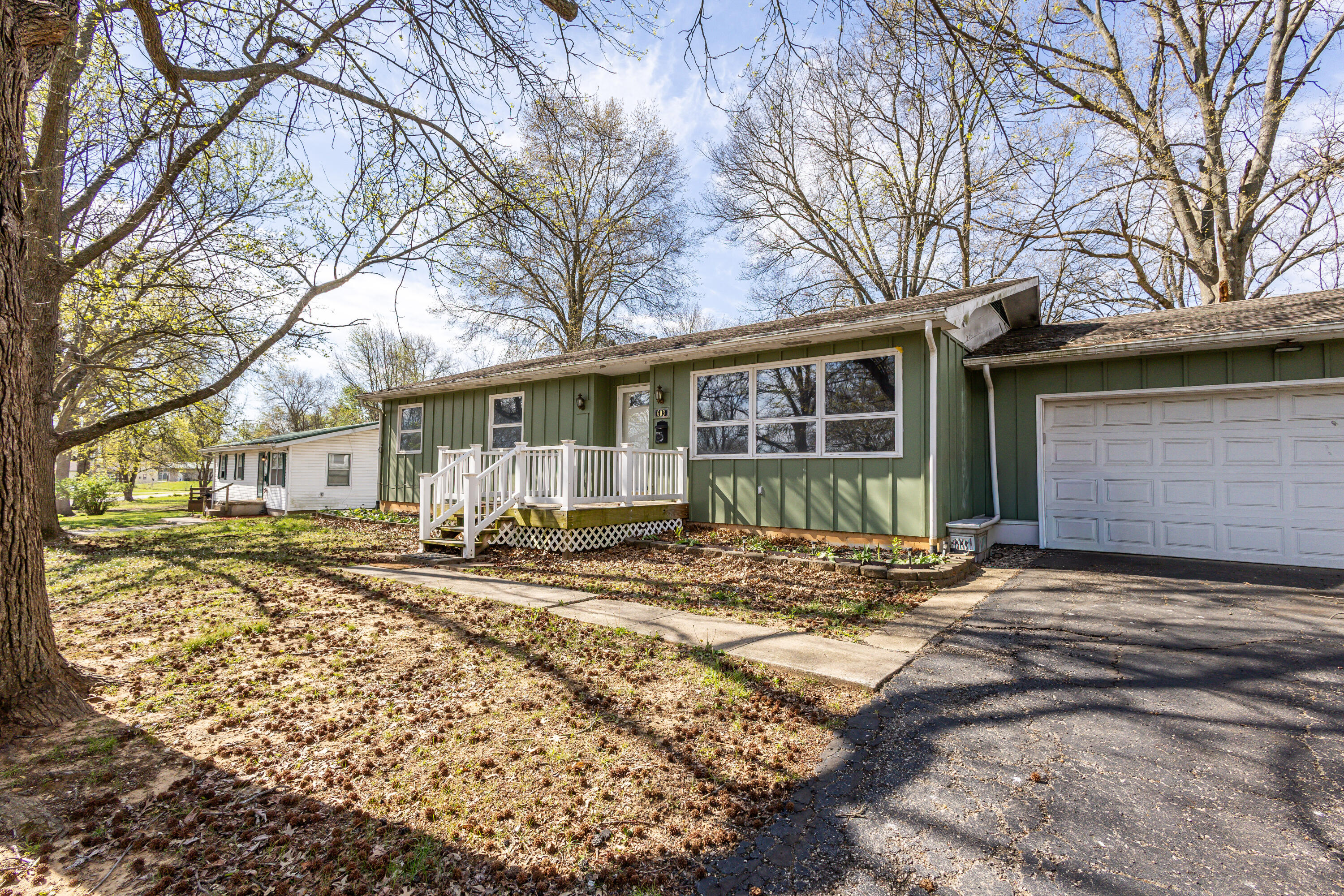603 Spring Valley Dr Property Photo 2