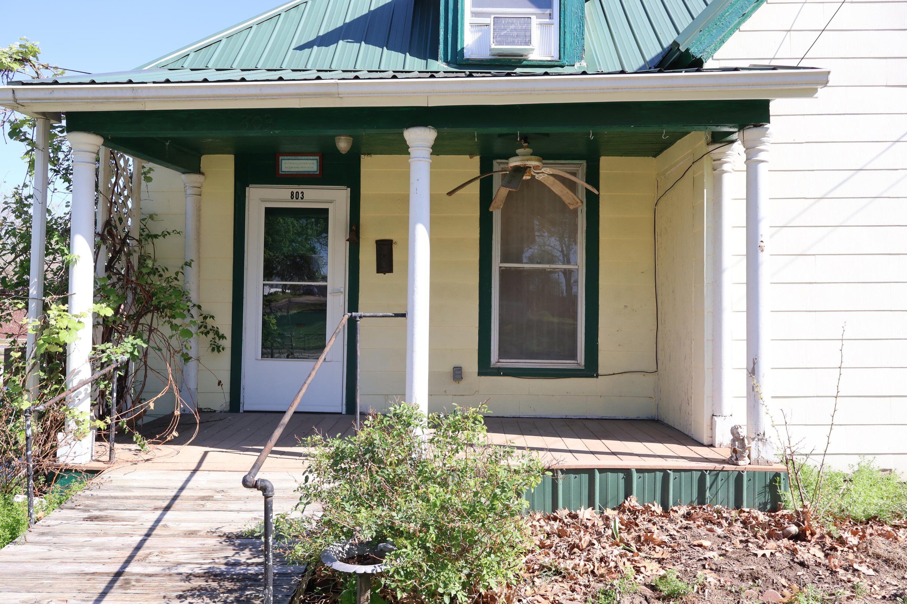 803 E Jackson St Property Photo 3