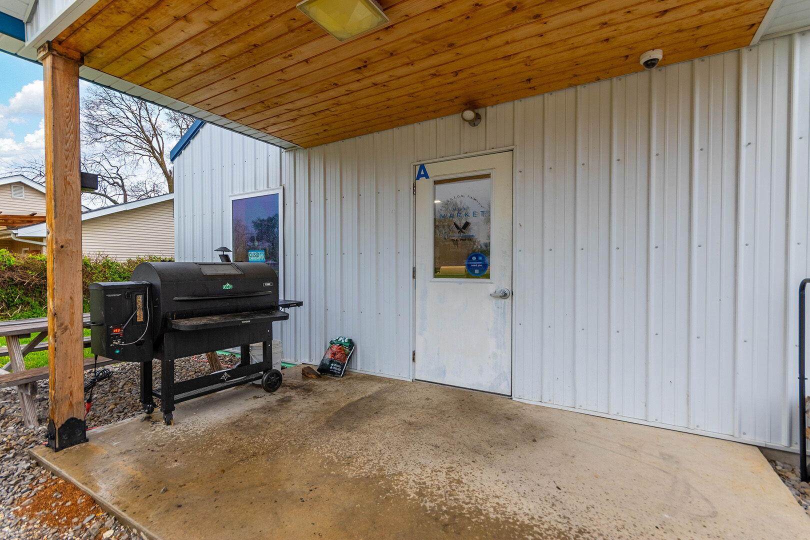 215 E Wall St Property Photo 4