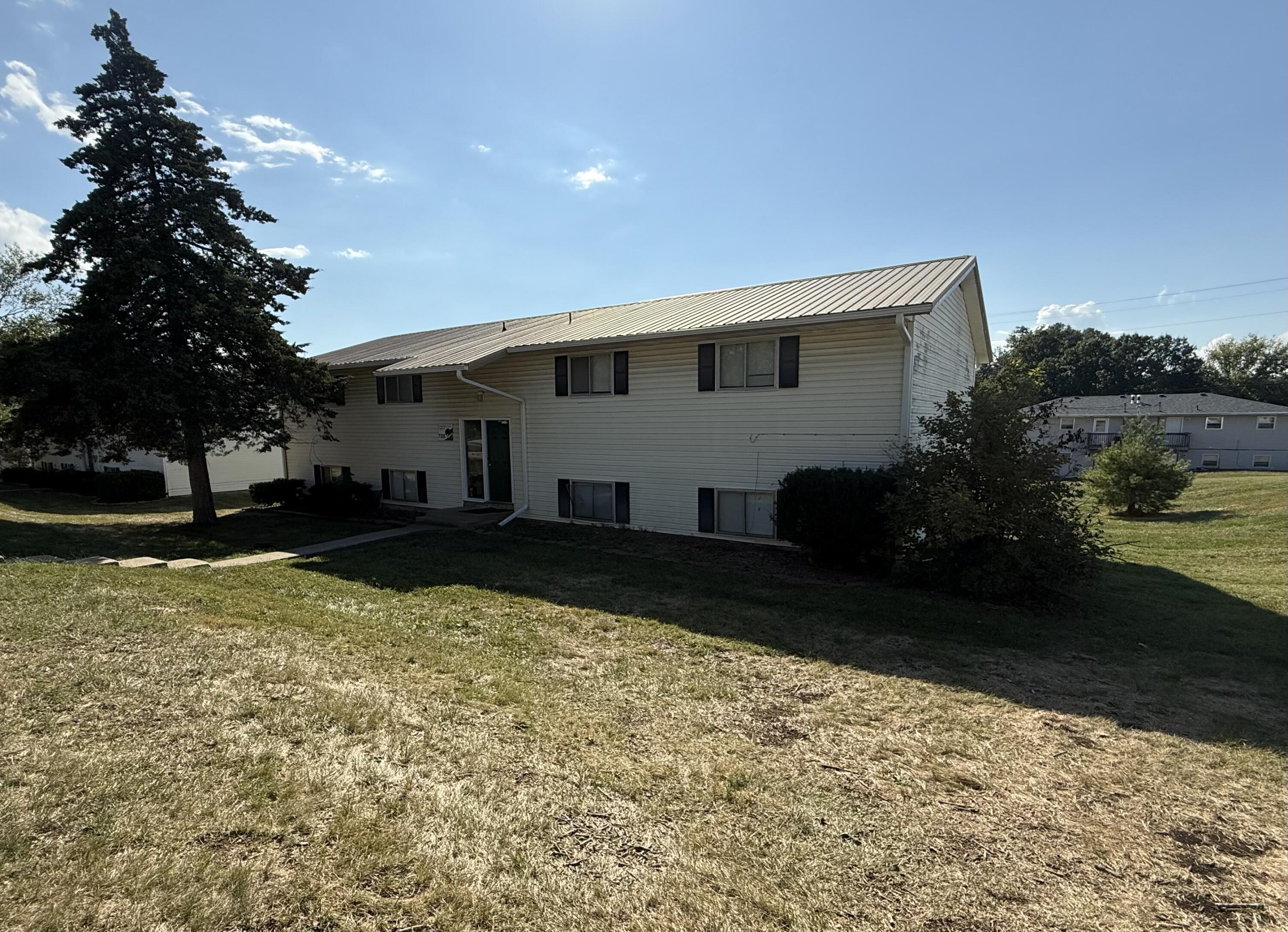 7305 N MOBERLY DR B Property Photo 1