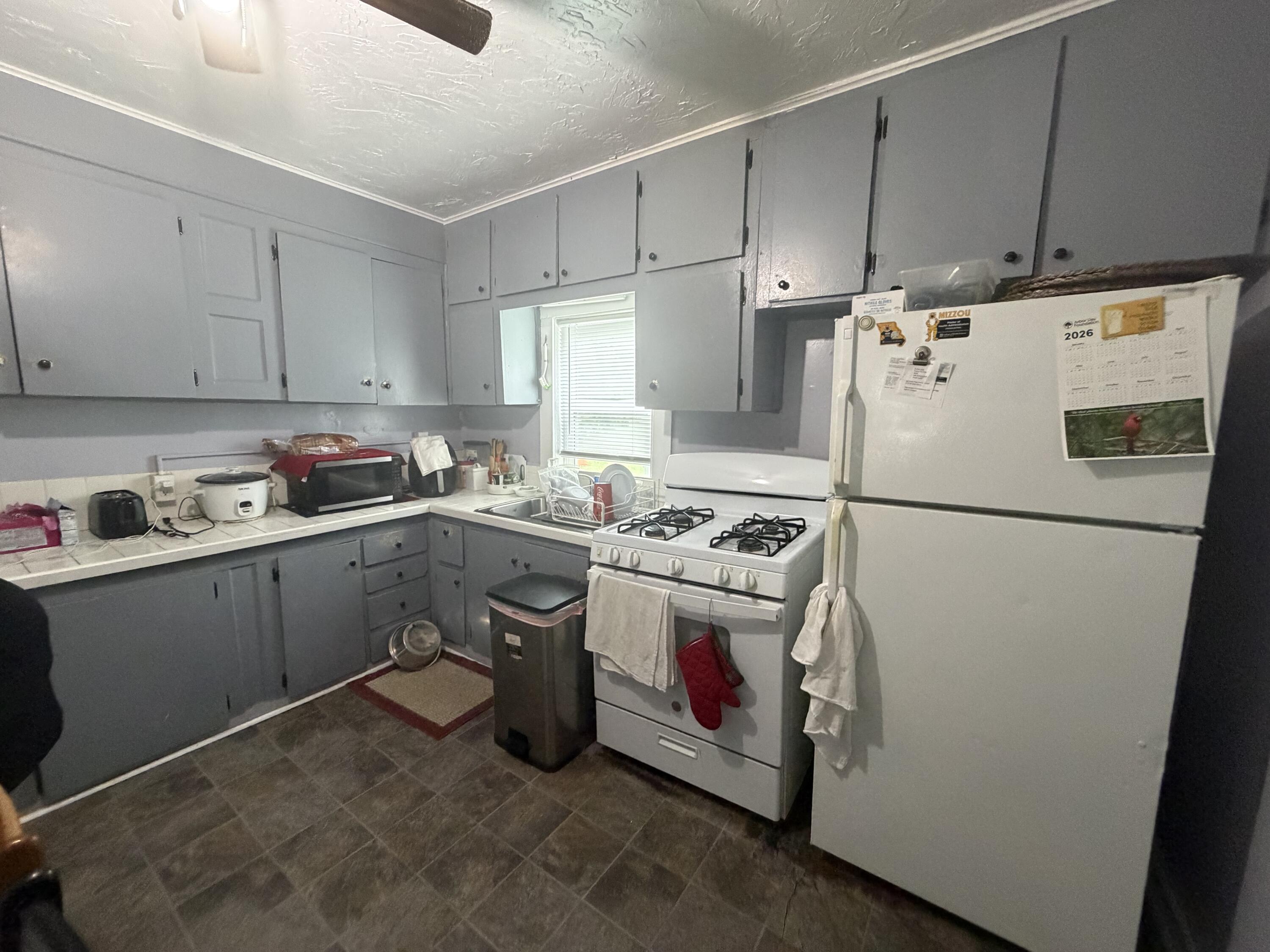 411 E Atchison St Property Photo 3