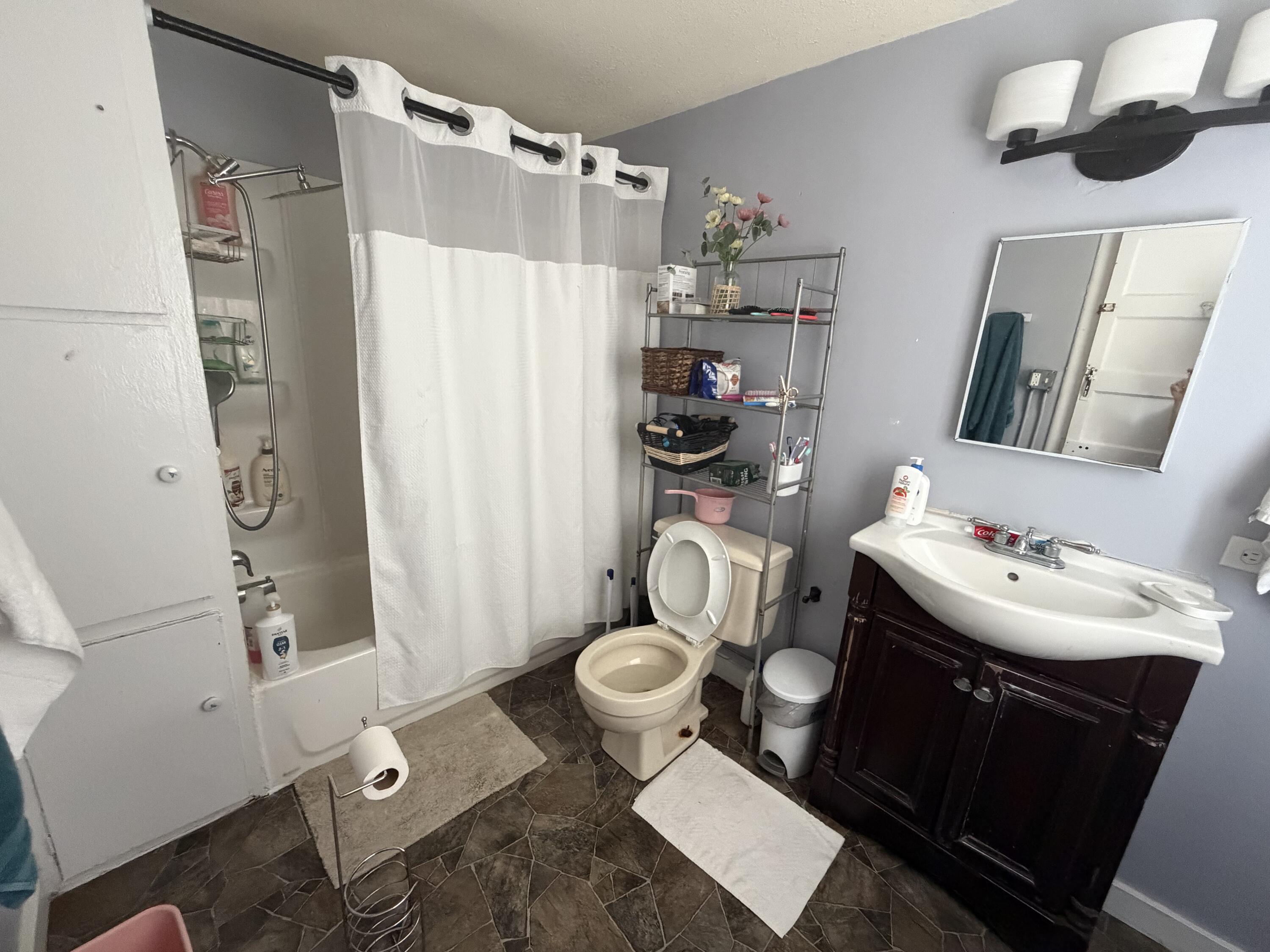411 E Atchison St Property Photo 10