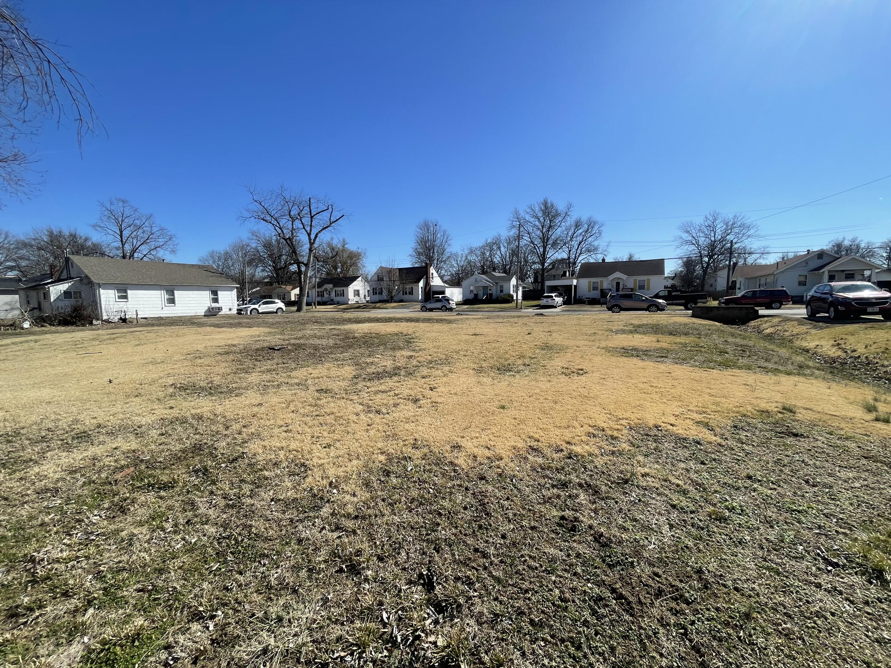 1221 E Jackson St Property Photo 3