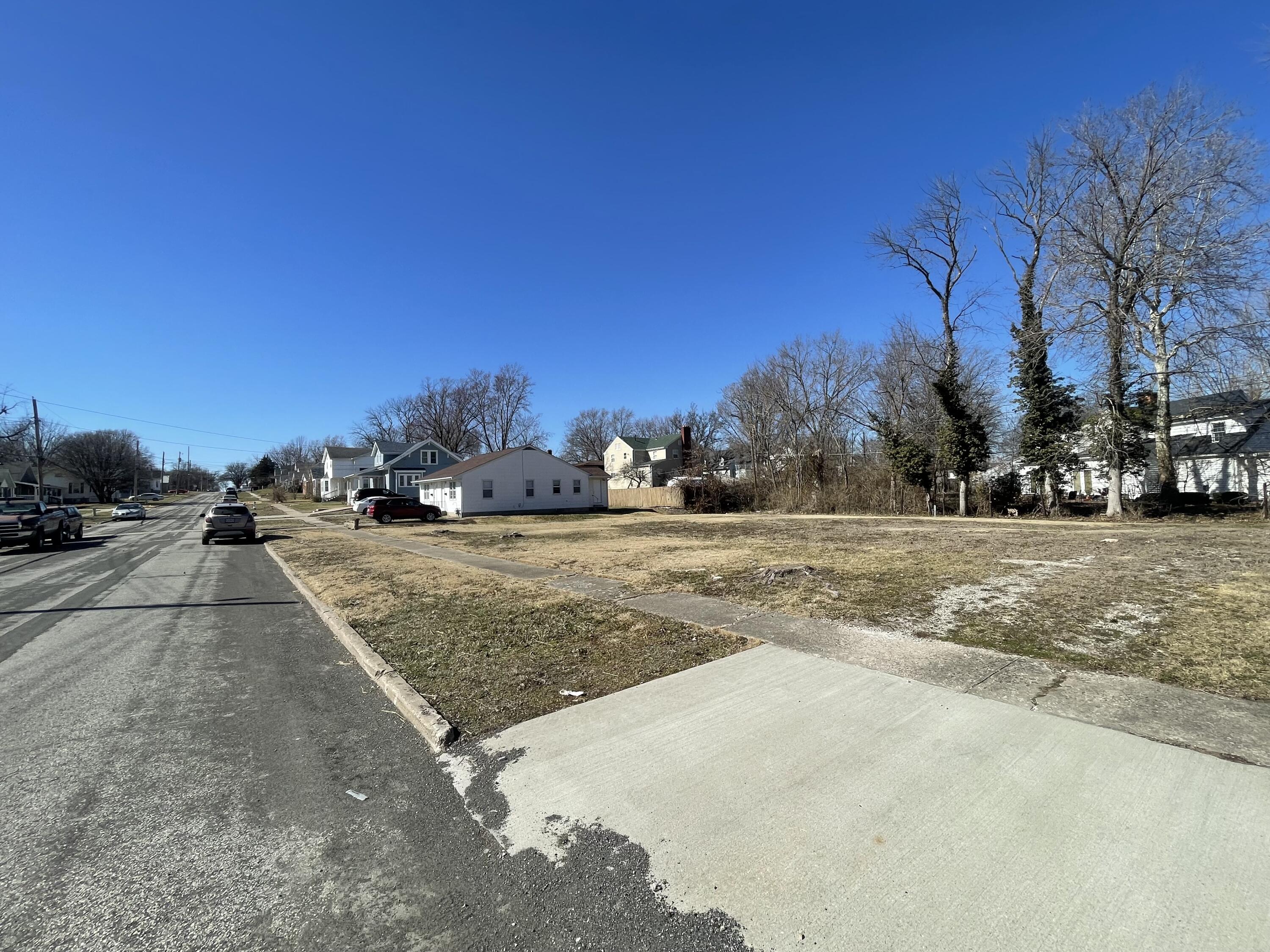 1221 E Jackson St Property Photo 4
