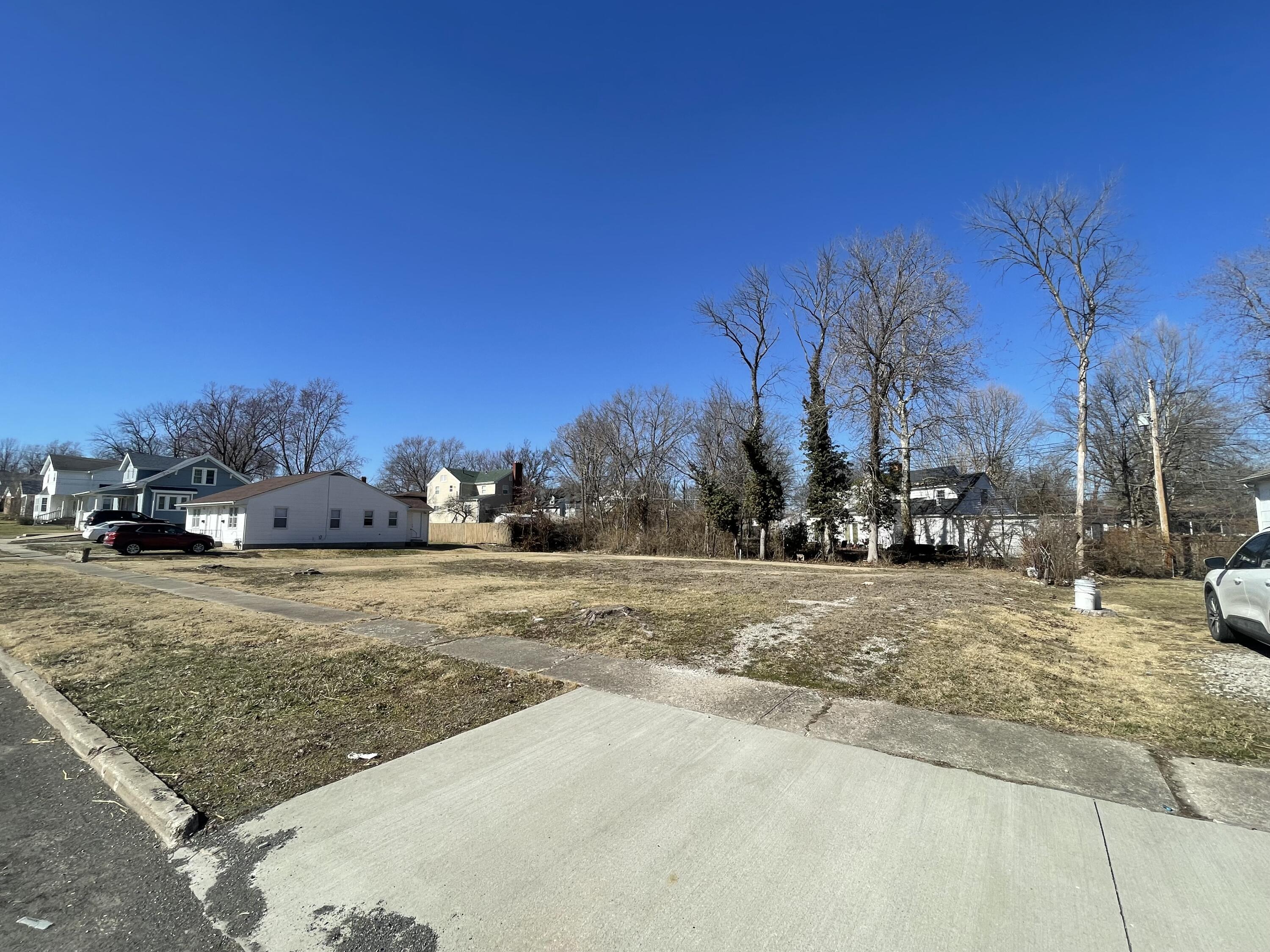 1221 E Jackson St Property Photo 5