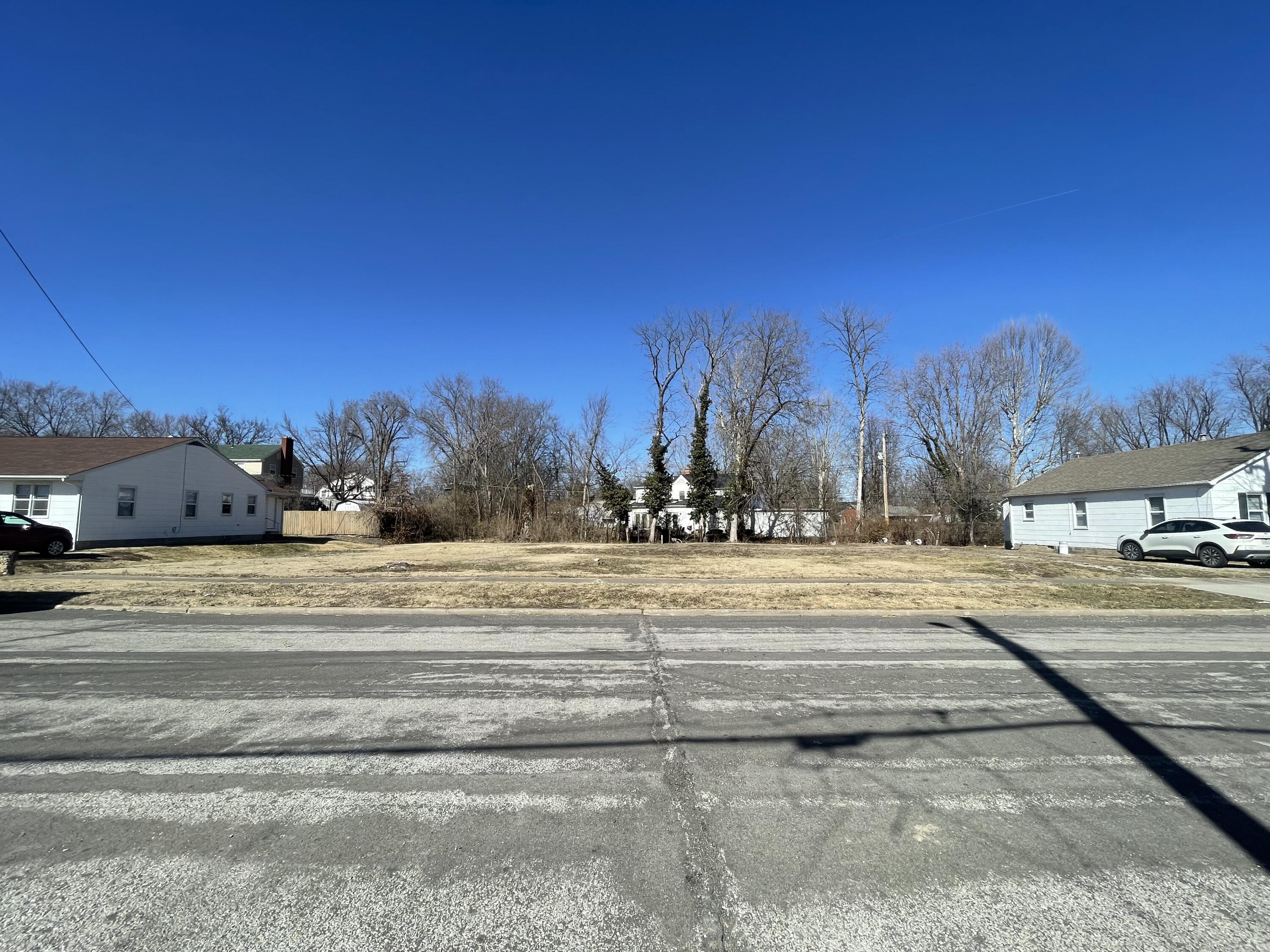 1221 E Jackson St Property Photo 6