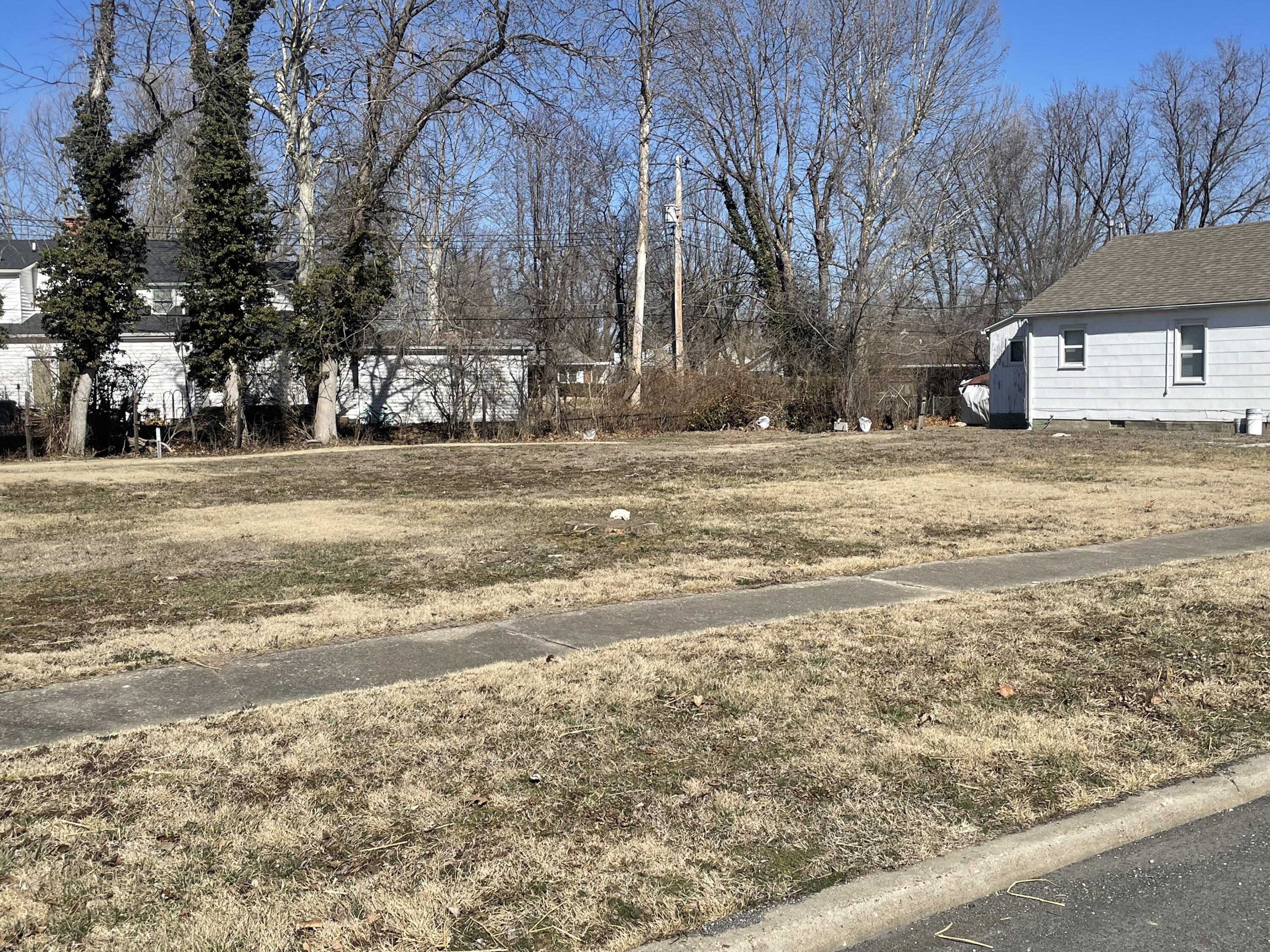 1221 E Jackson St Property Photo 8