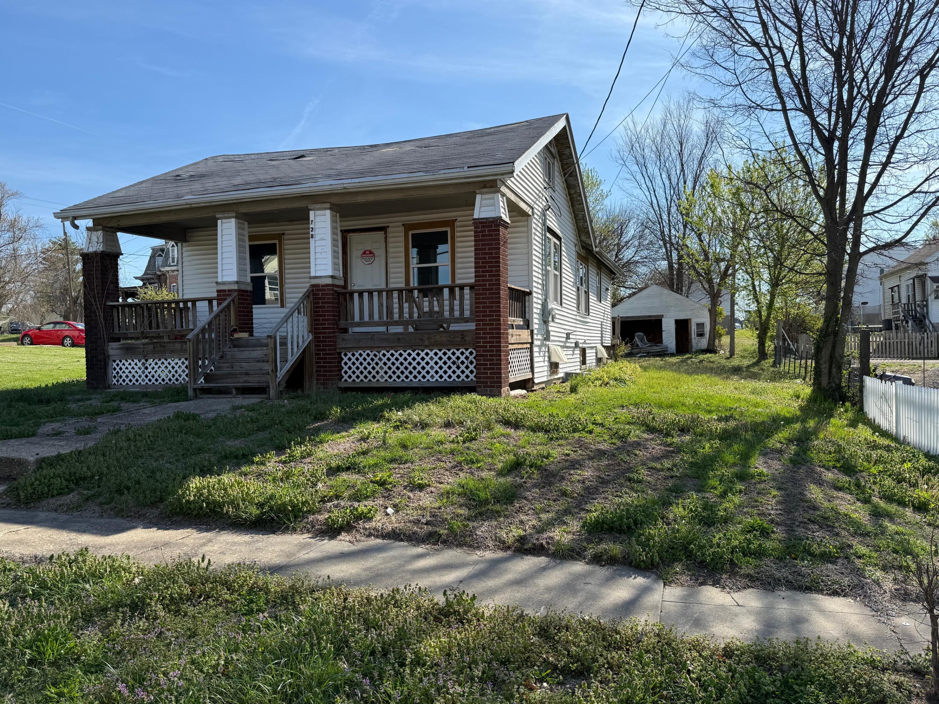 728 Grand Ave Property Photo 1