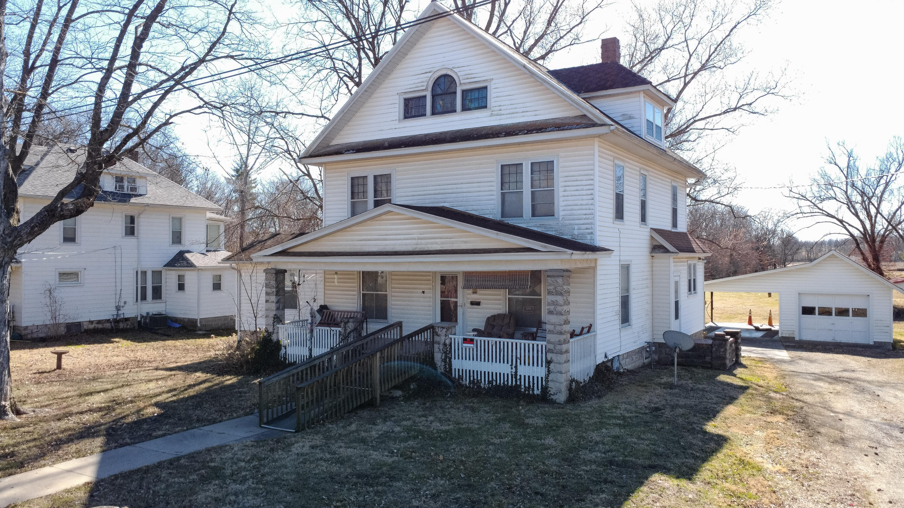 806 W Davis St Property Photo 1