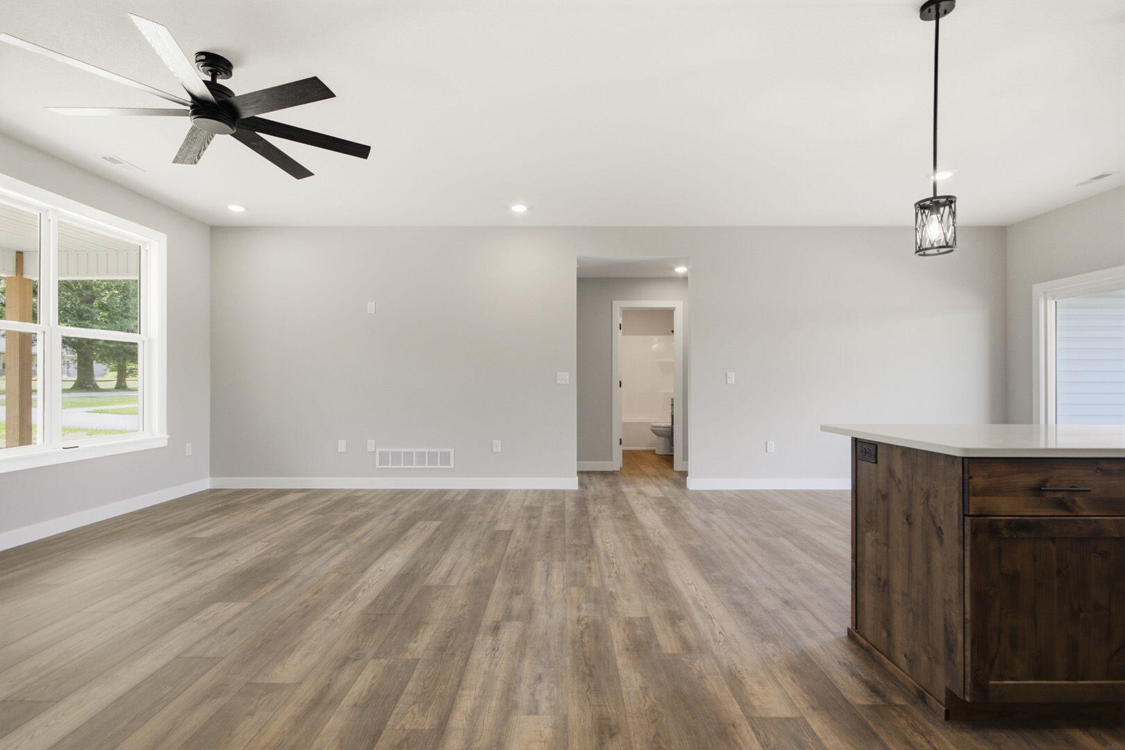701 N Neo St Property Photo 12