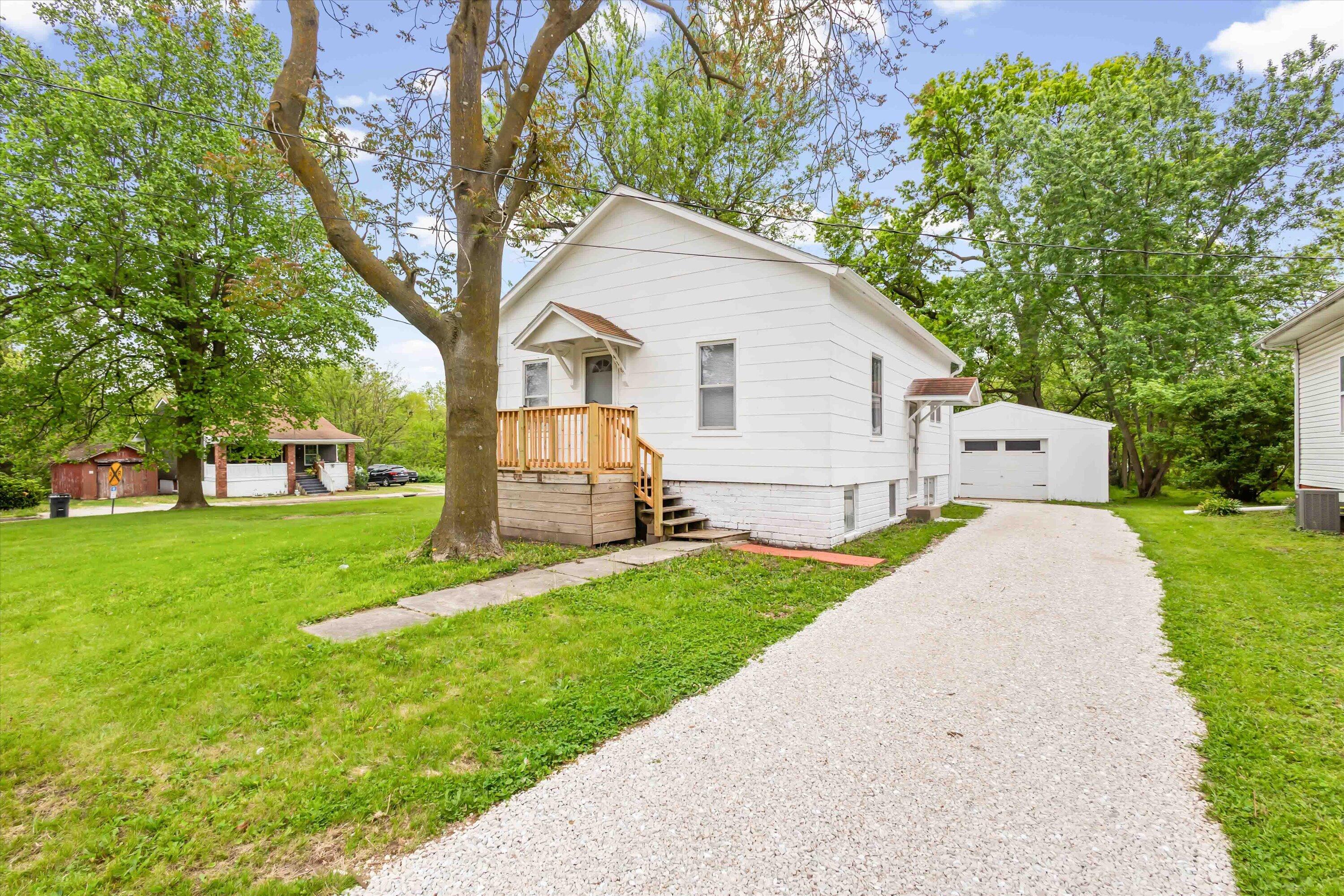 418 ROBERTS ST Property Photo 1