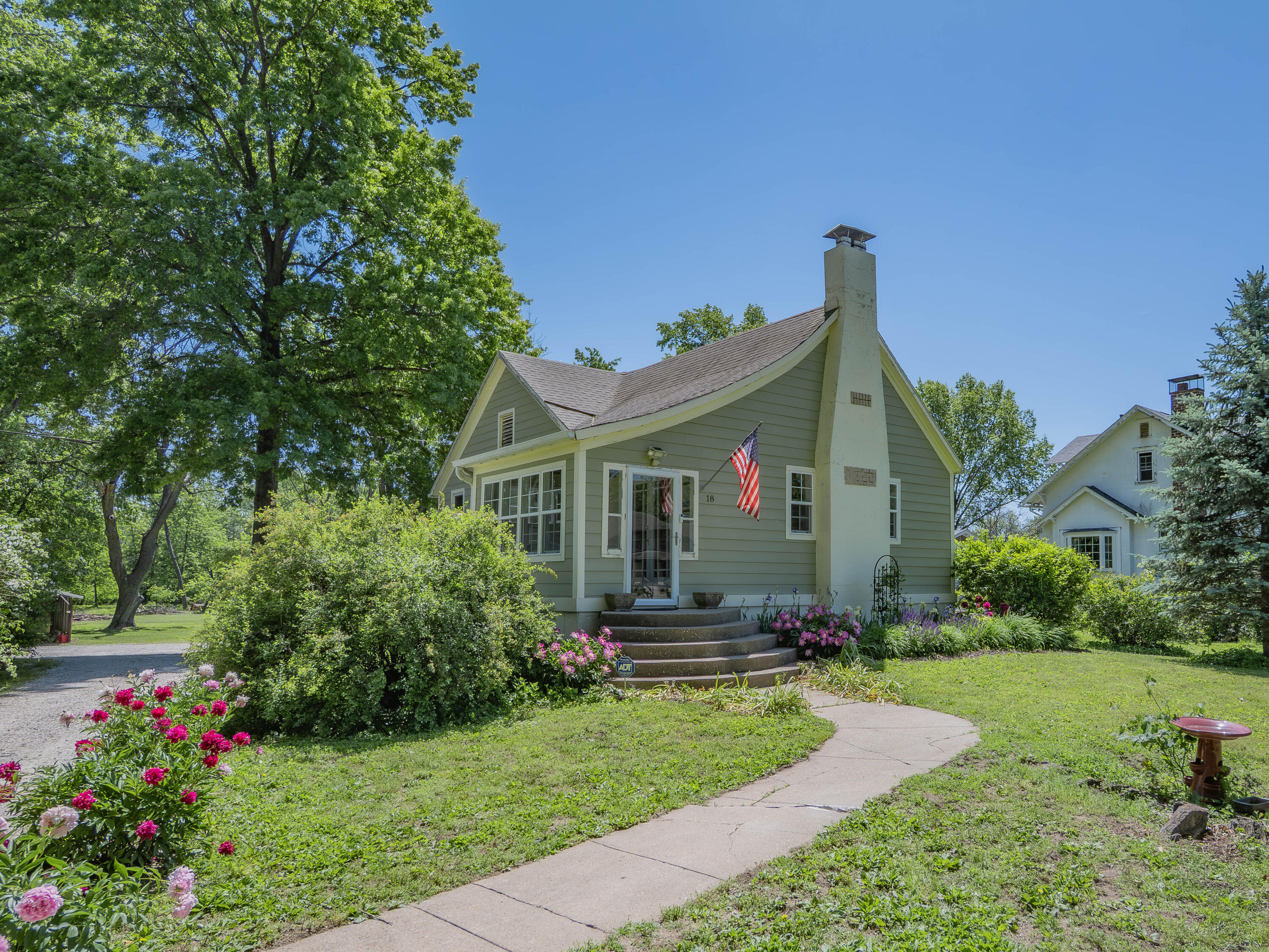 18 Urbandale Property Photo 1