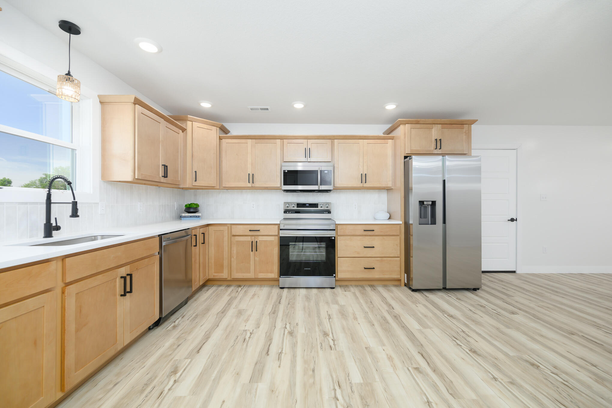 104 Love St Property Photo 4