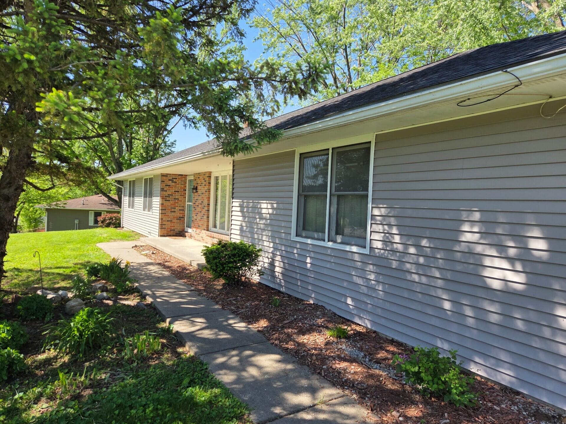 101 Lakeview Dr. Property Photo 3