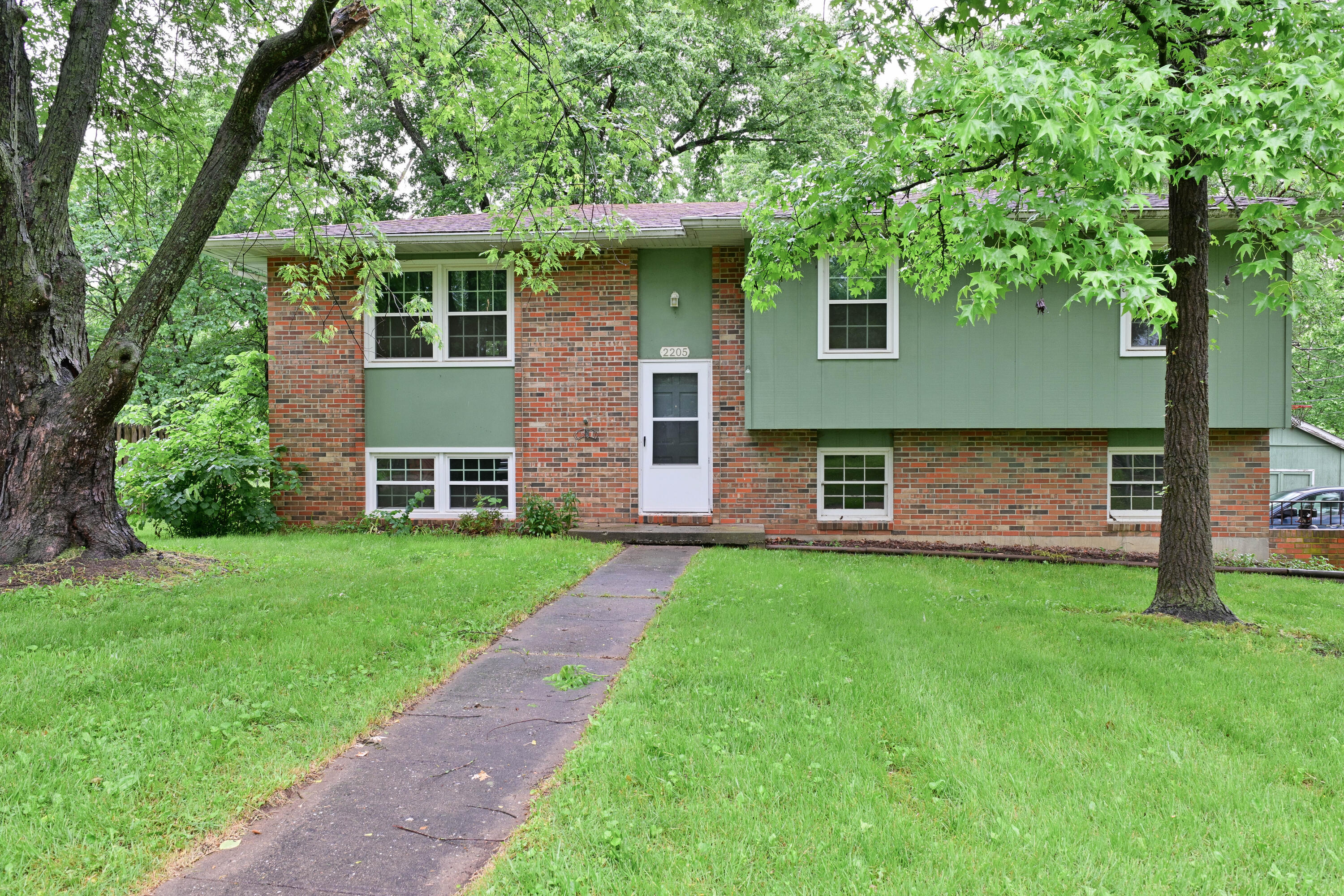 2205 N Hawthorn Dr Property Photo 1