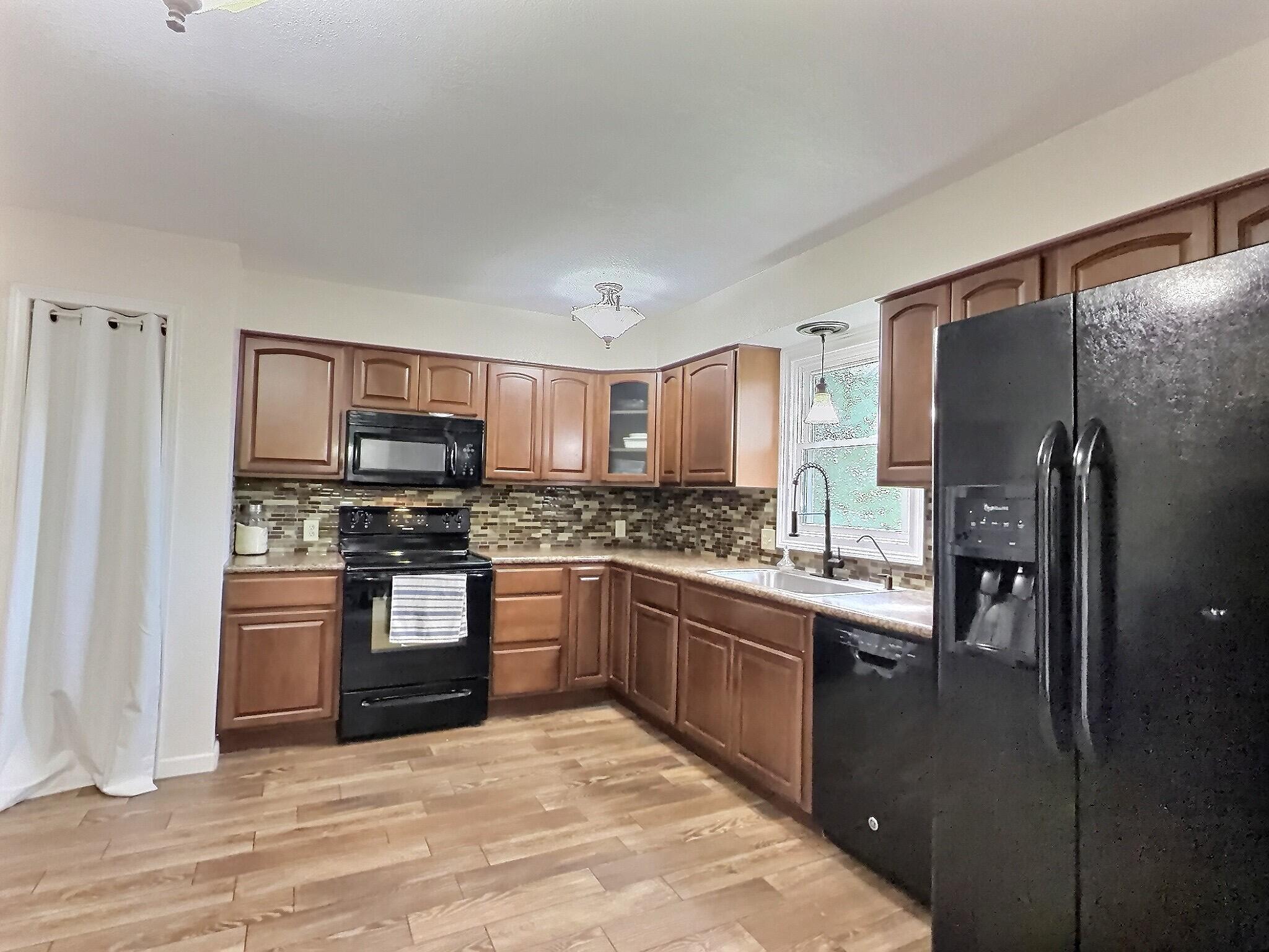 1133 Eastview Ct Property Photo 5