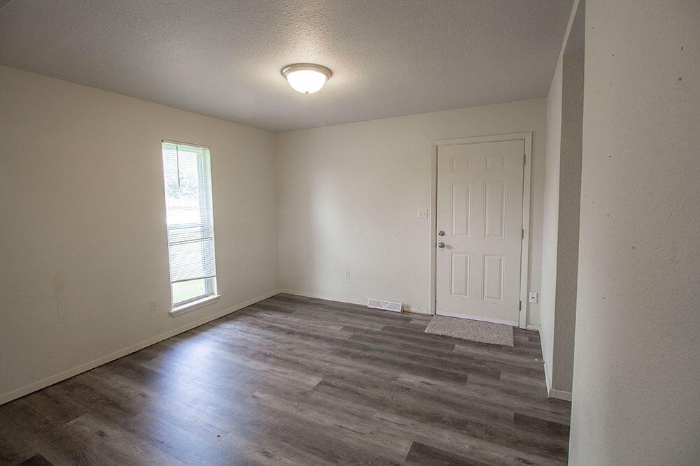 215 N West Blvd Property Photo 4