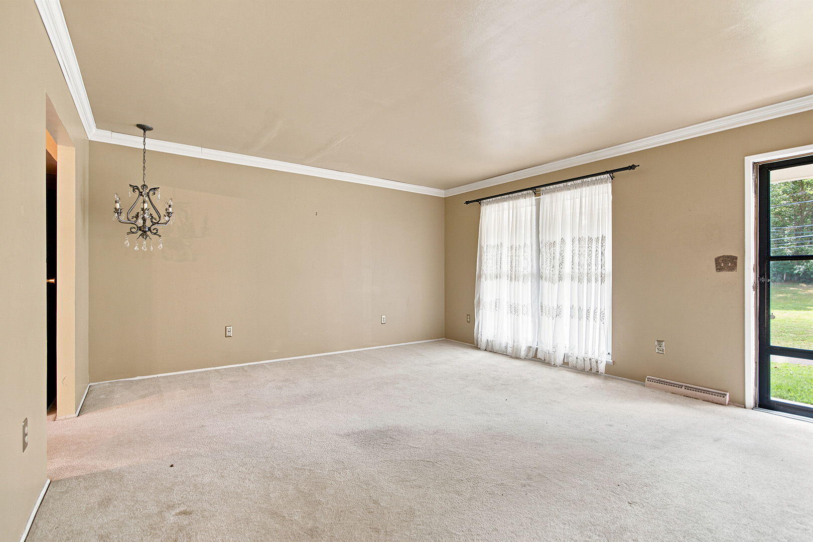 403 E Vine St Property Photo 6