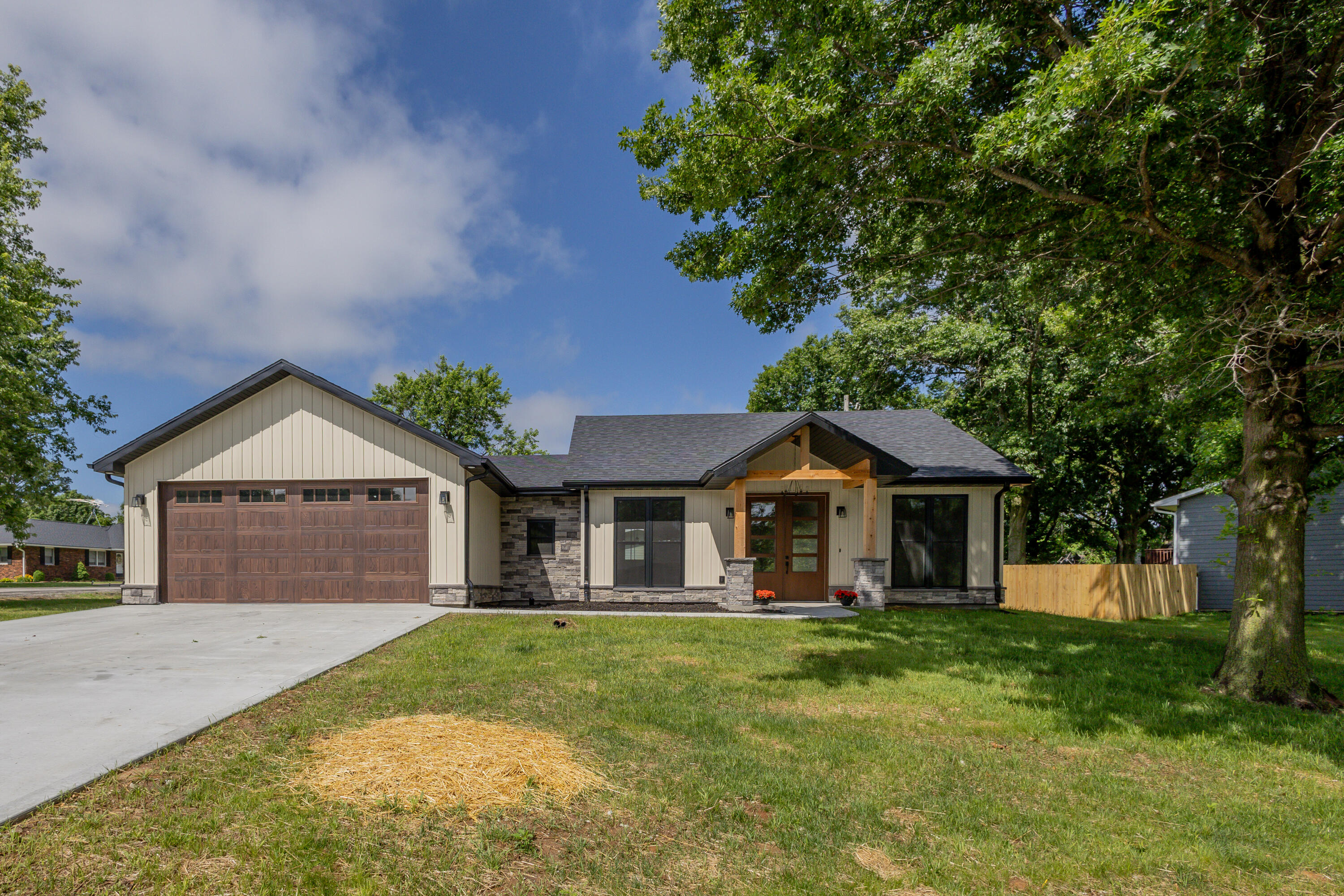 209 Meadowlake Dr Property Photo 1