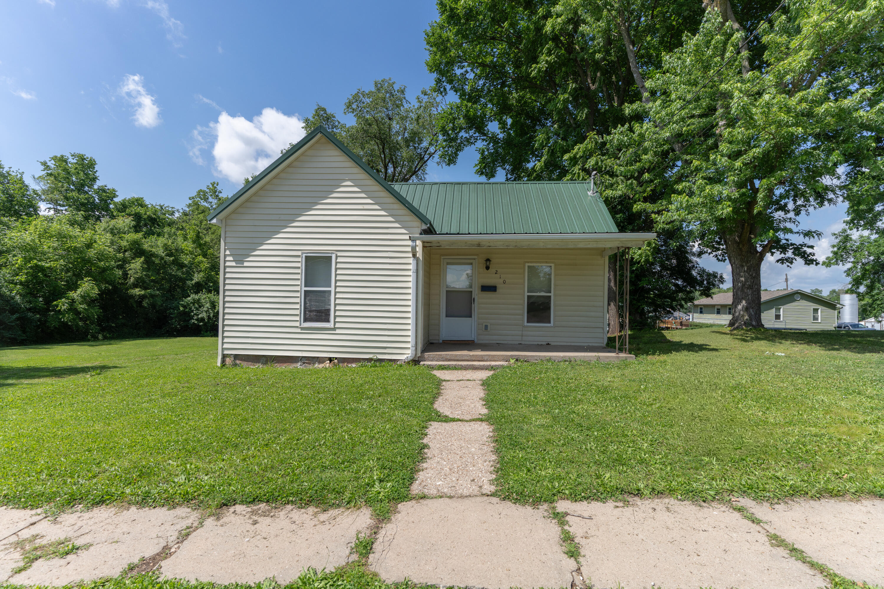210 W Marion St Property Photo 1
