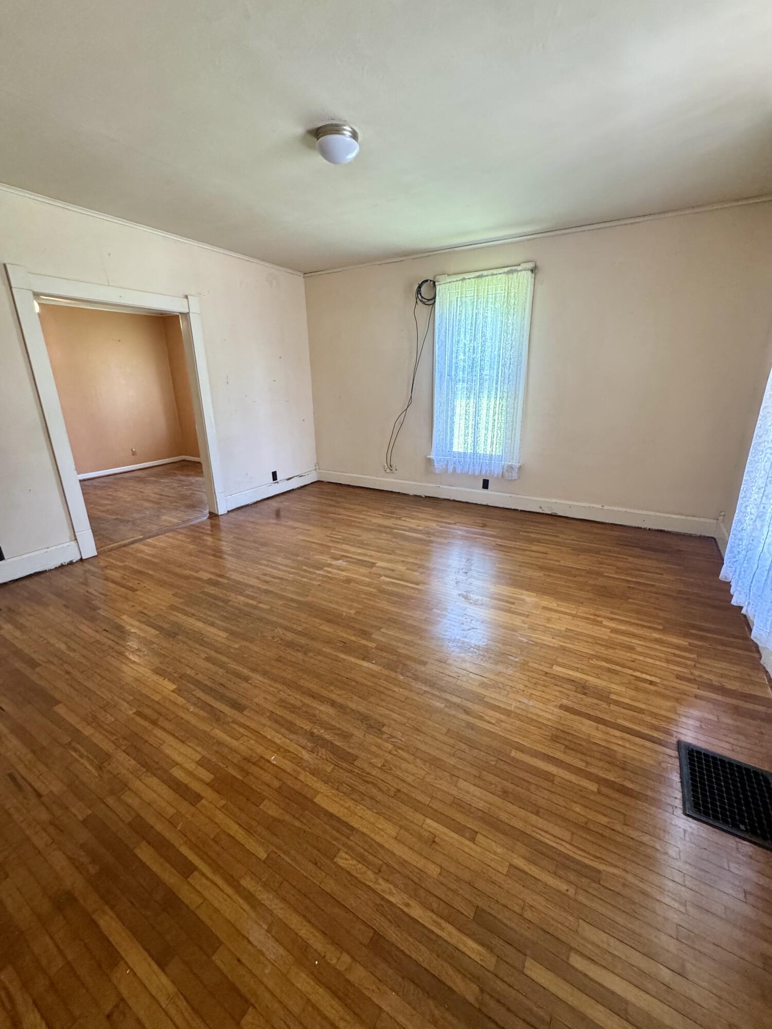 607 W Elm St Property Photo 1