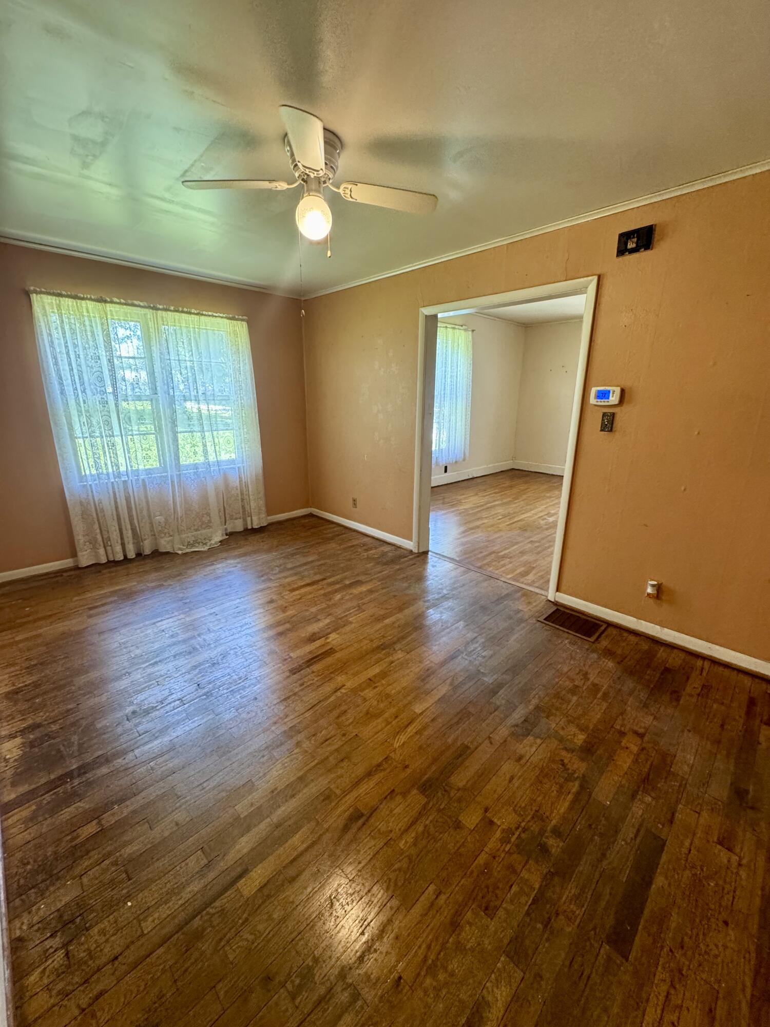 607 W Elm St Property Photo 2