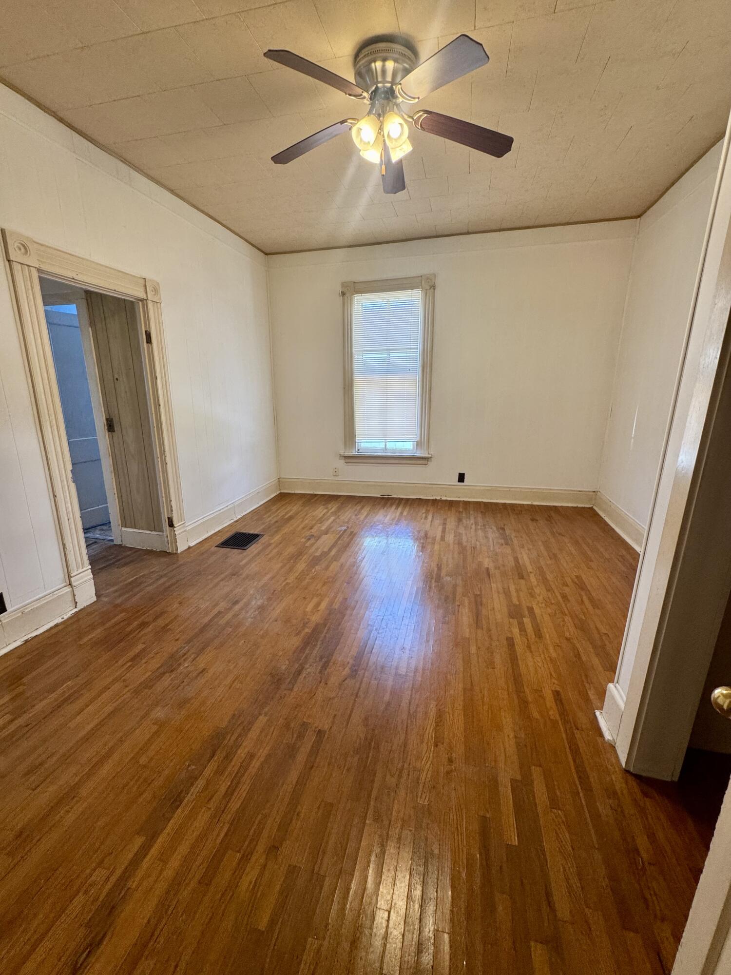 607 W Elm St Property Photo 3