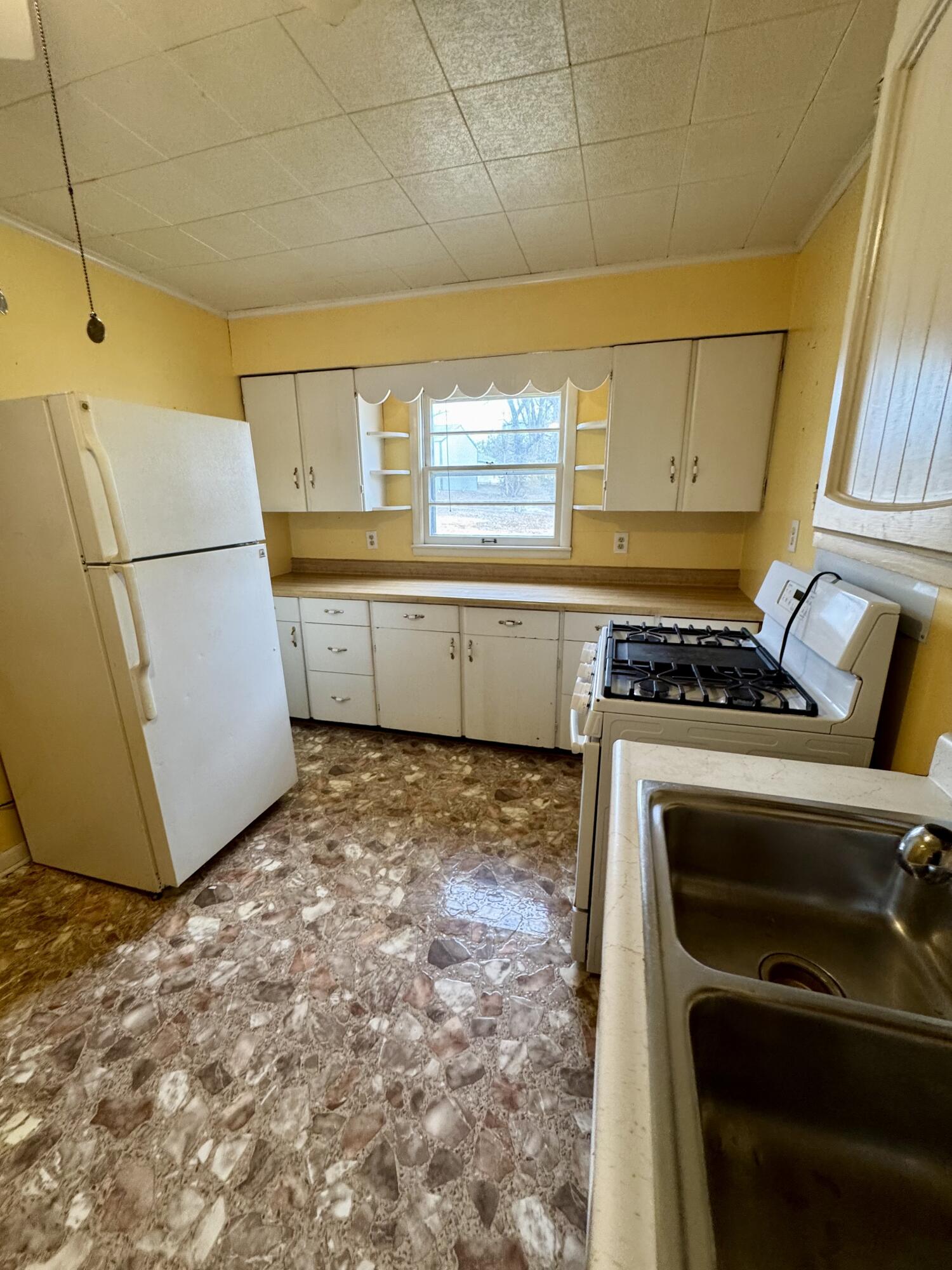 607 W Elm St Property Photo 4