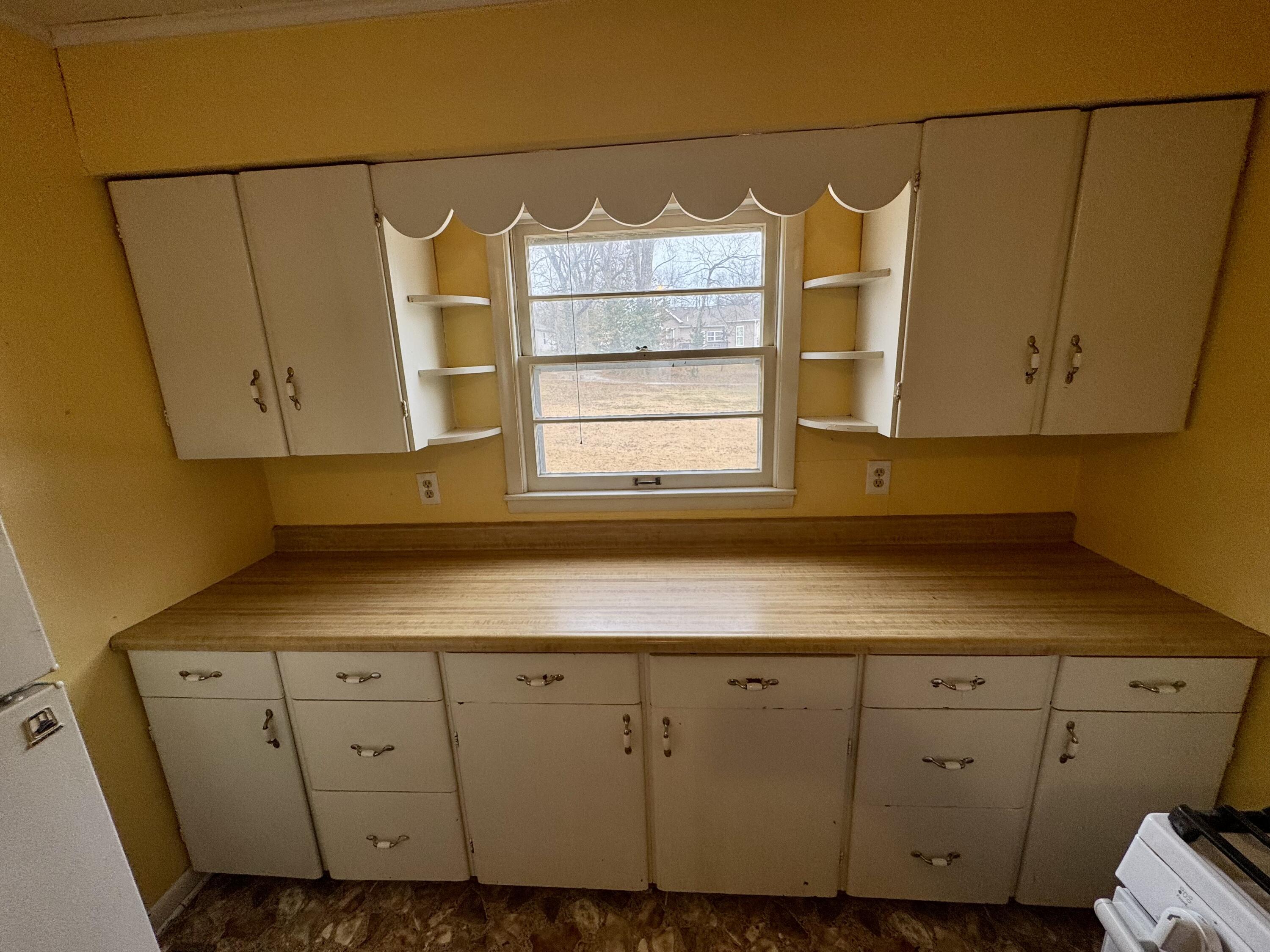 607 W Elm St Property Photo 5