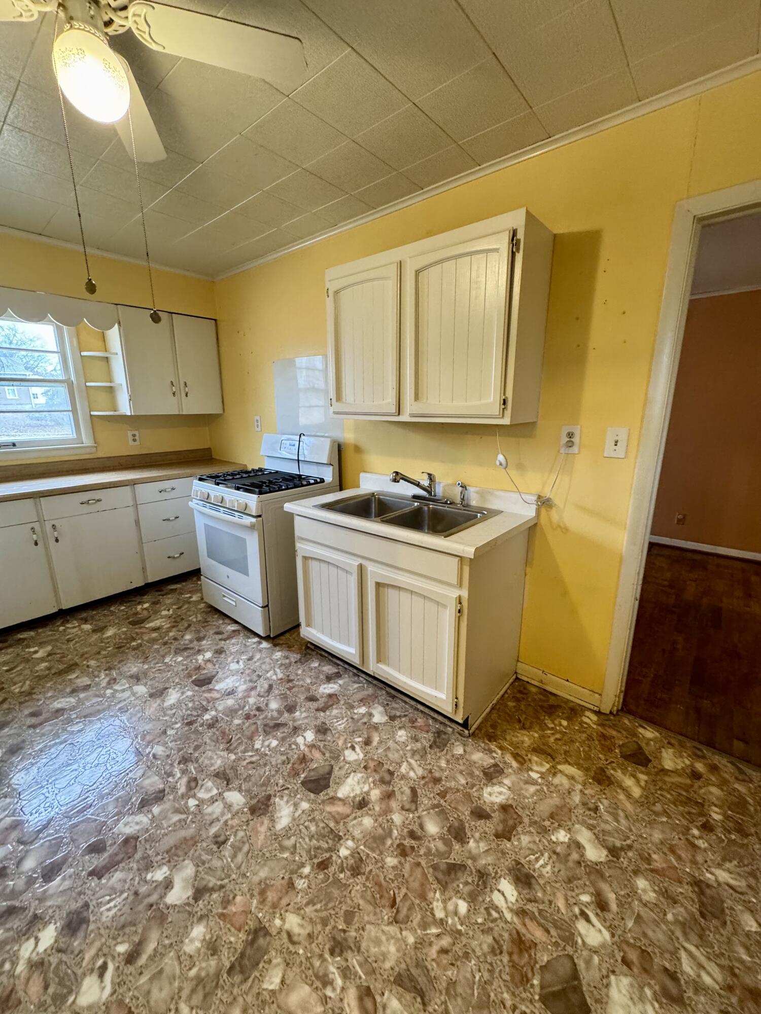 607 W Elm St Property Photo 6