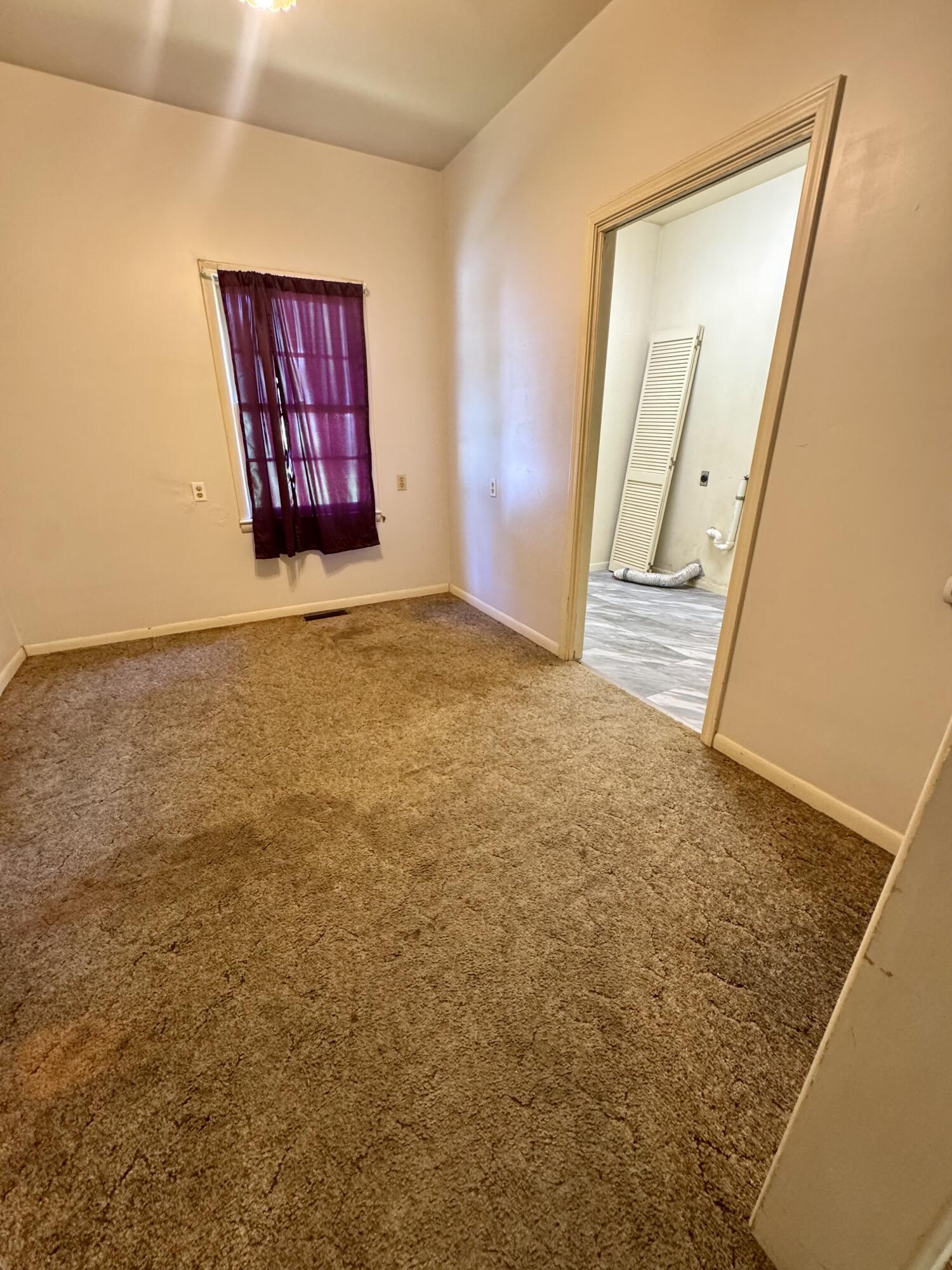 607 W Elm St Property Photo 8