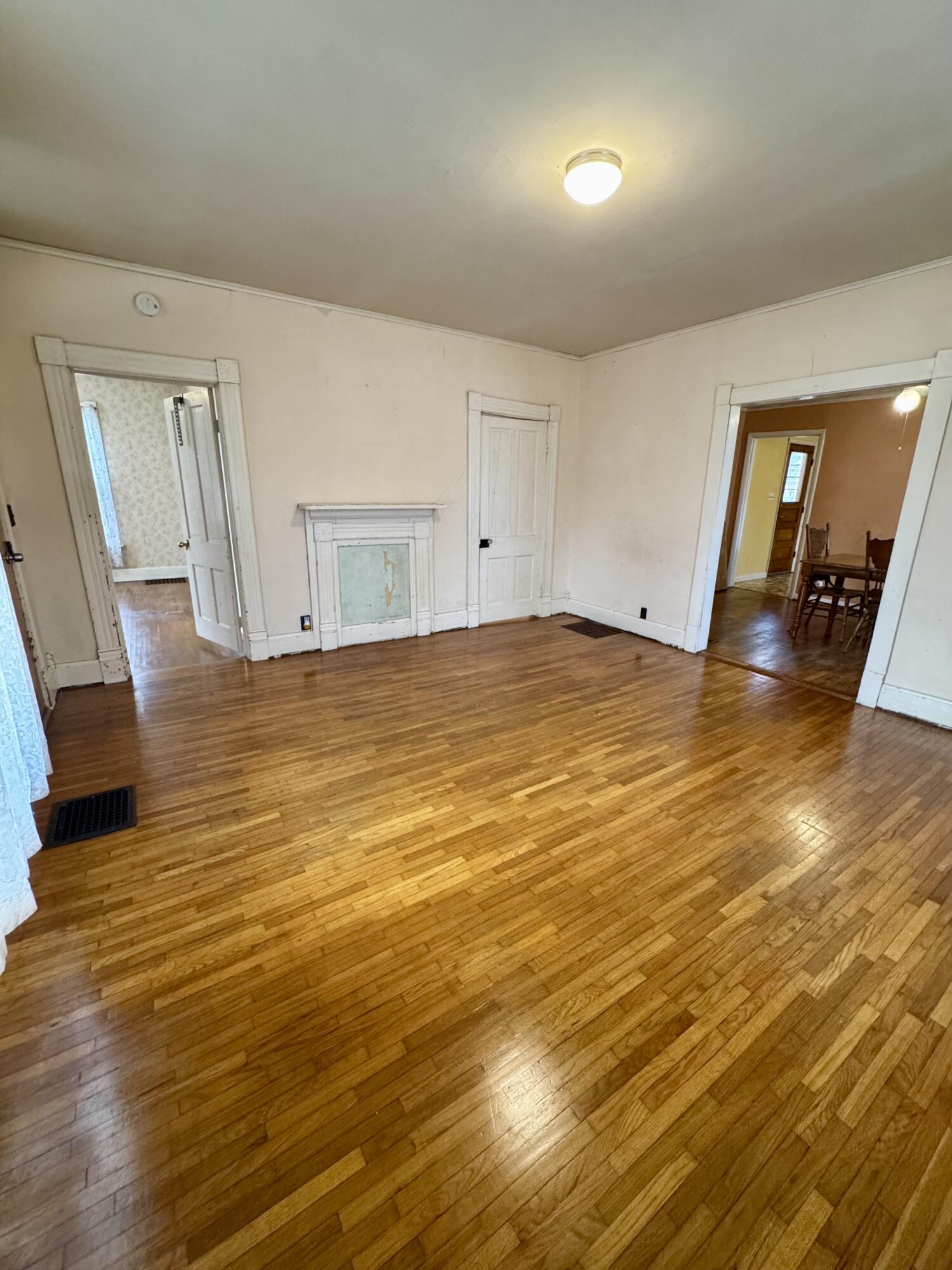 607 W Elm St Property Photo 12
