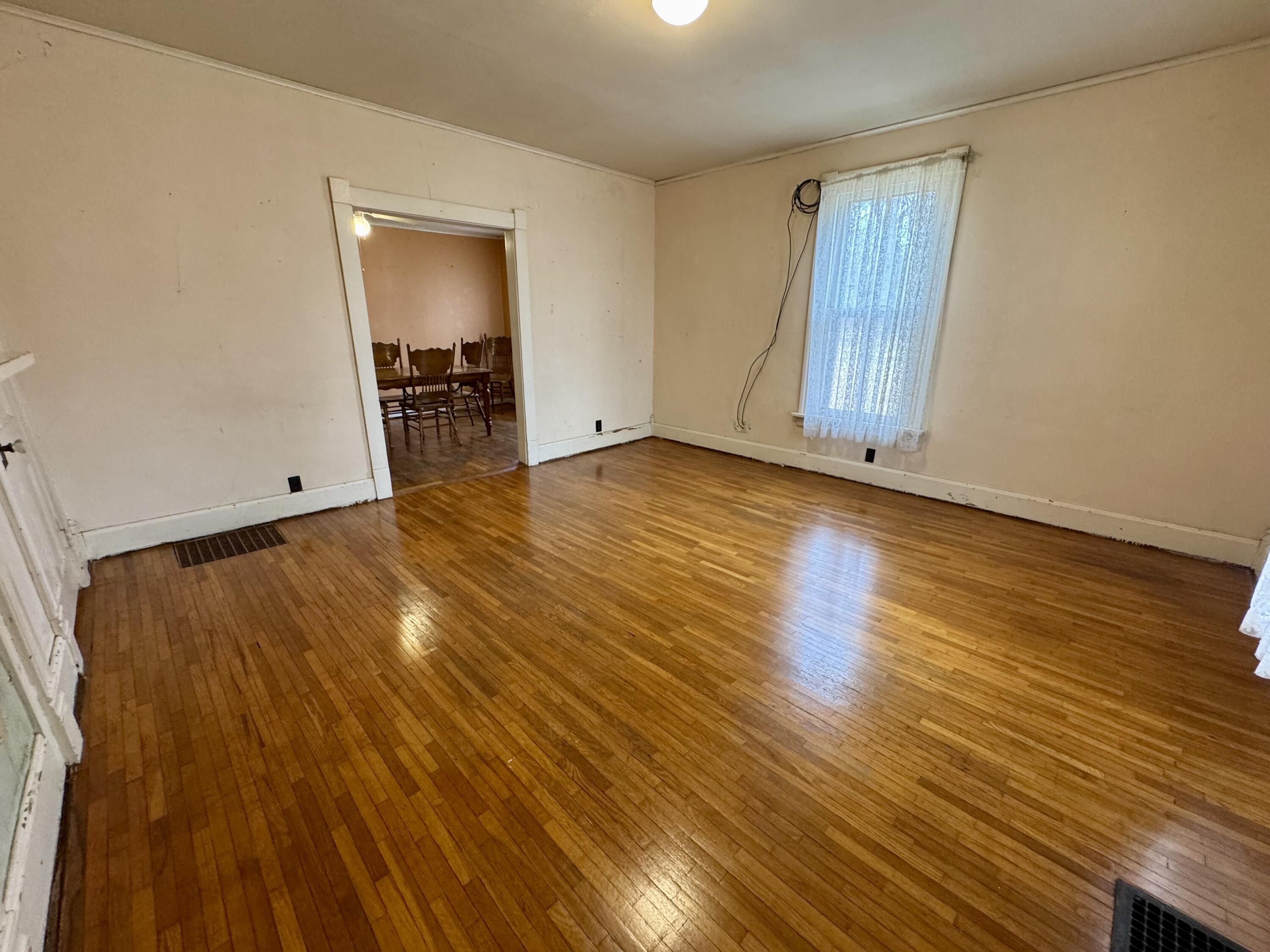 607 W Elm St Property Photo 13