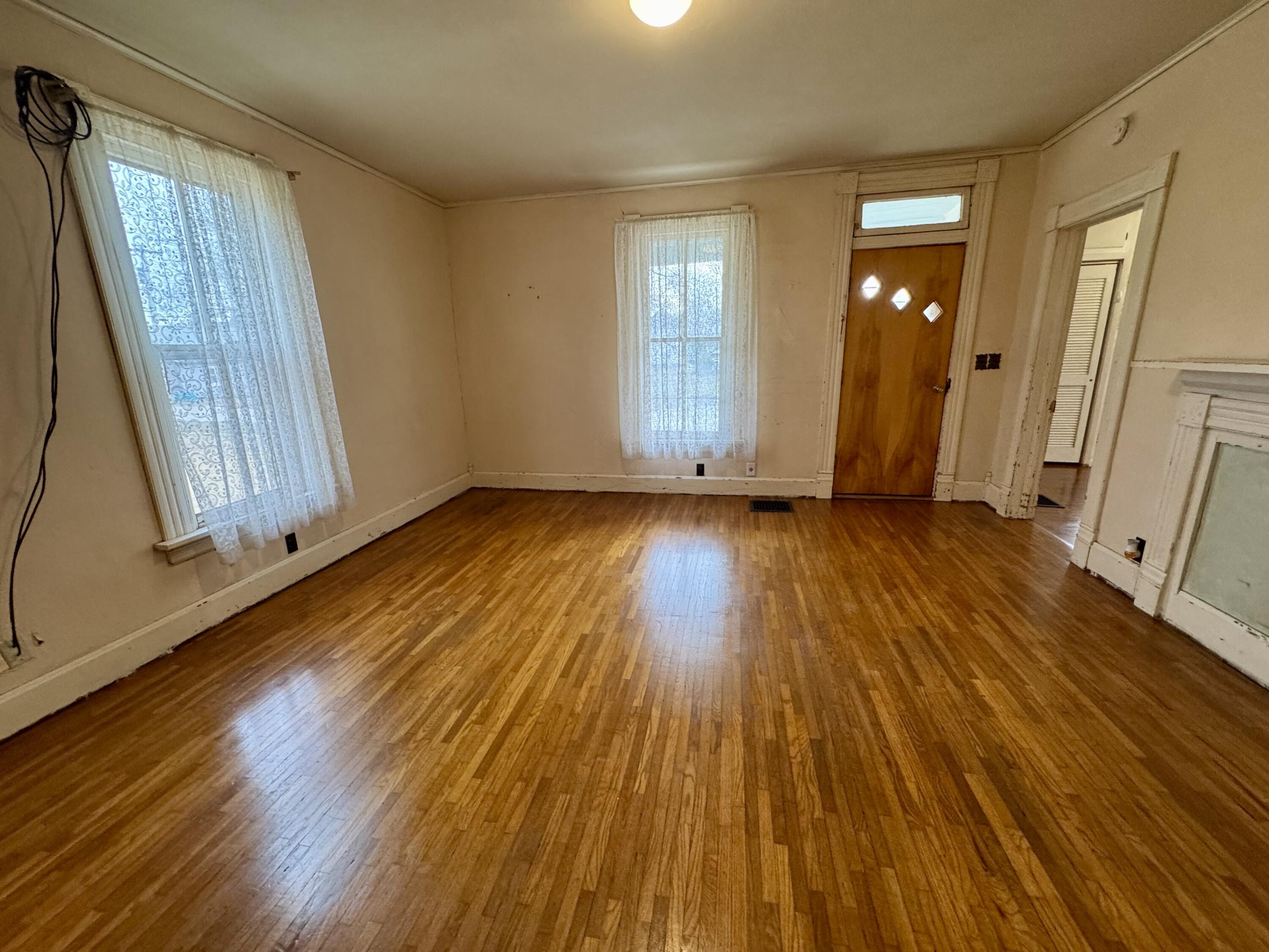 607 W Elm St Property Photo 14