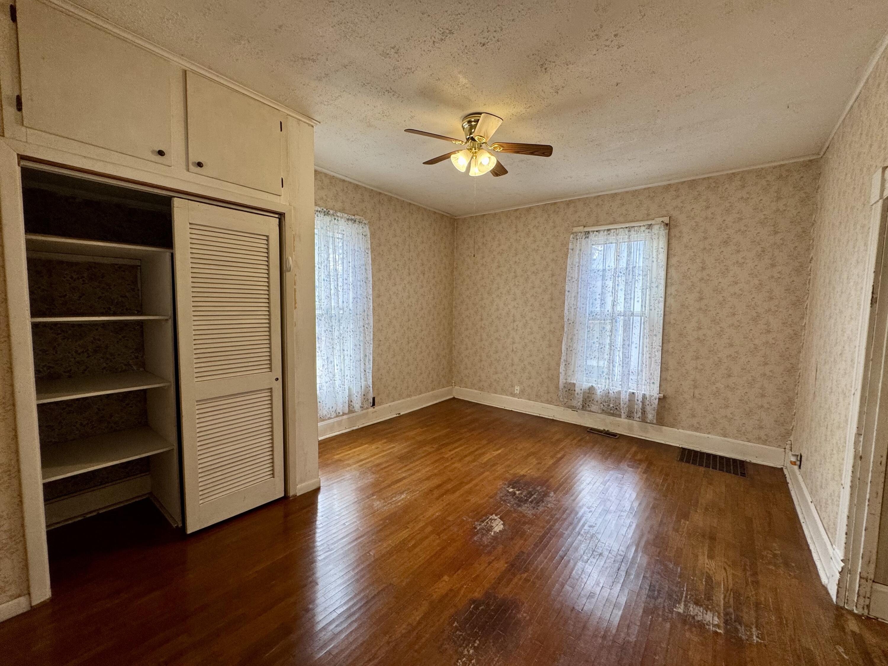 607 W Elm St Property Photo 16