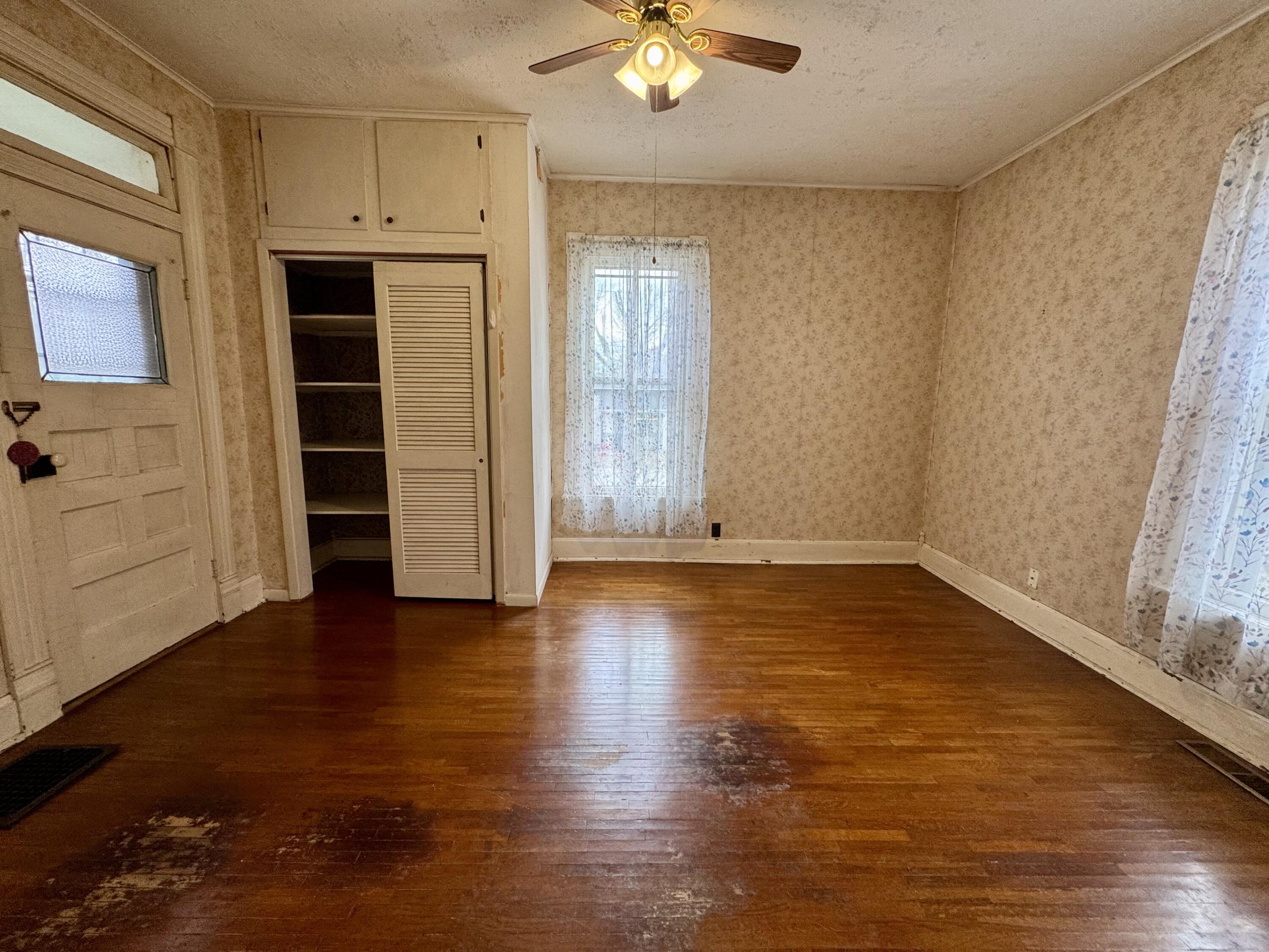 607 W Elm St Property Photo 17